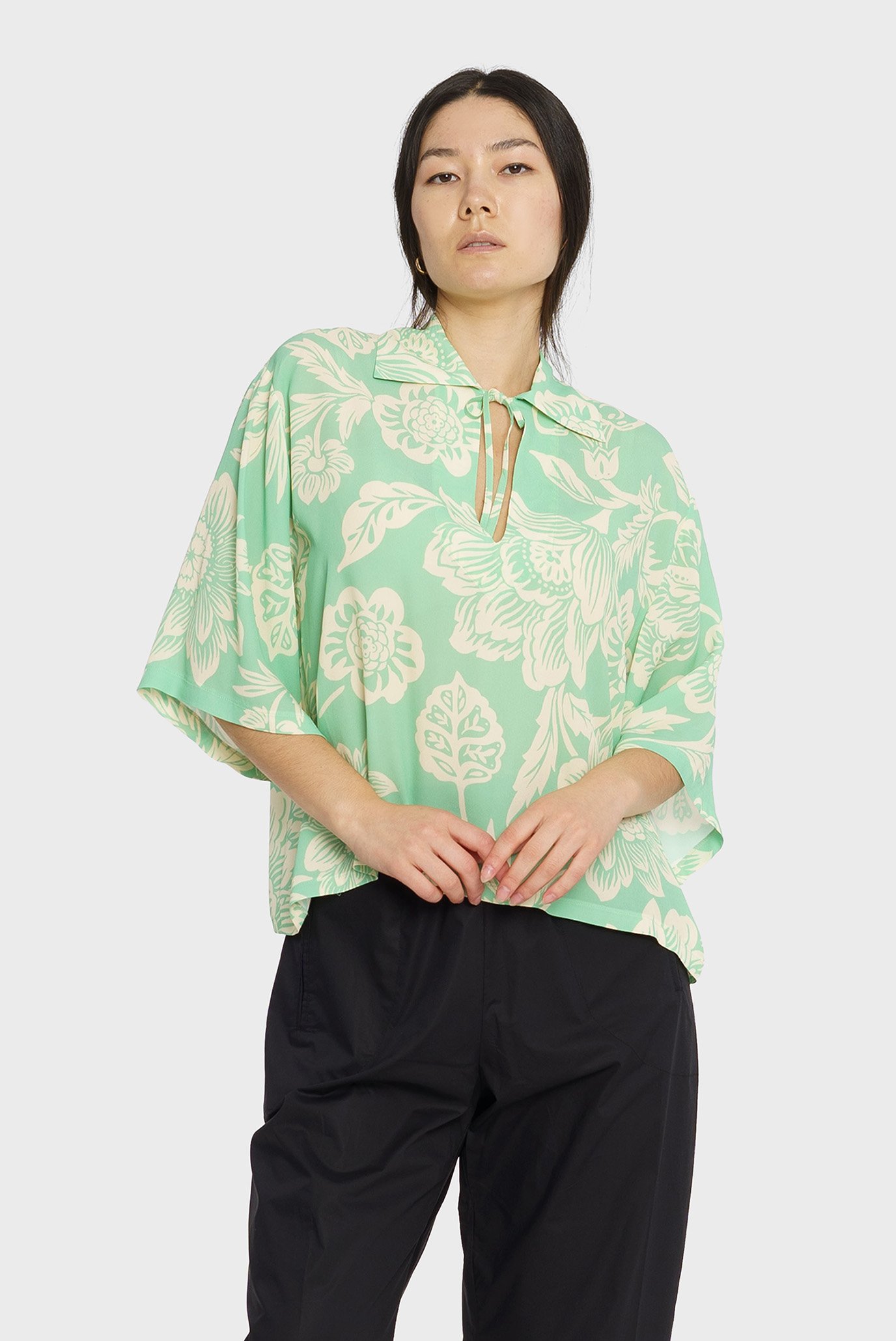 Женская зеленая блуза с узором 1