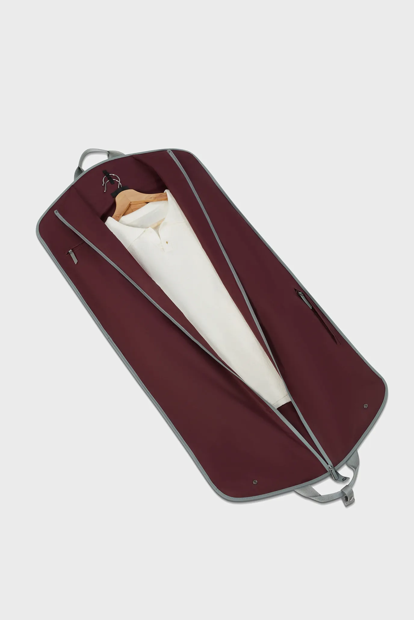 Серый чехол для одежды LOST IN BERLIN CEMENT STORM 2