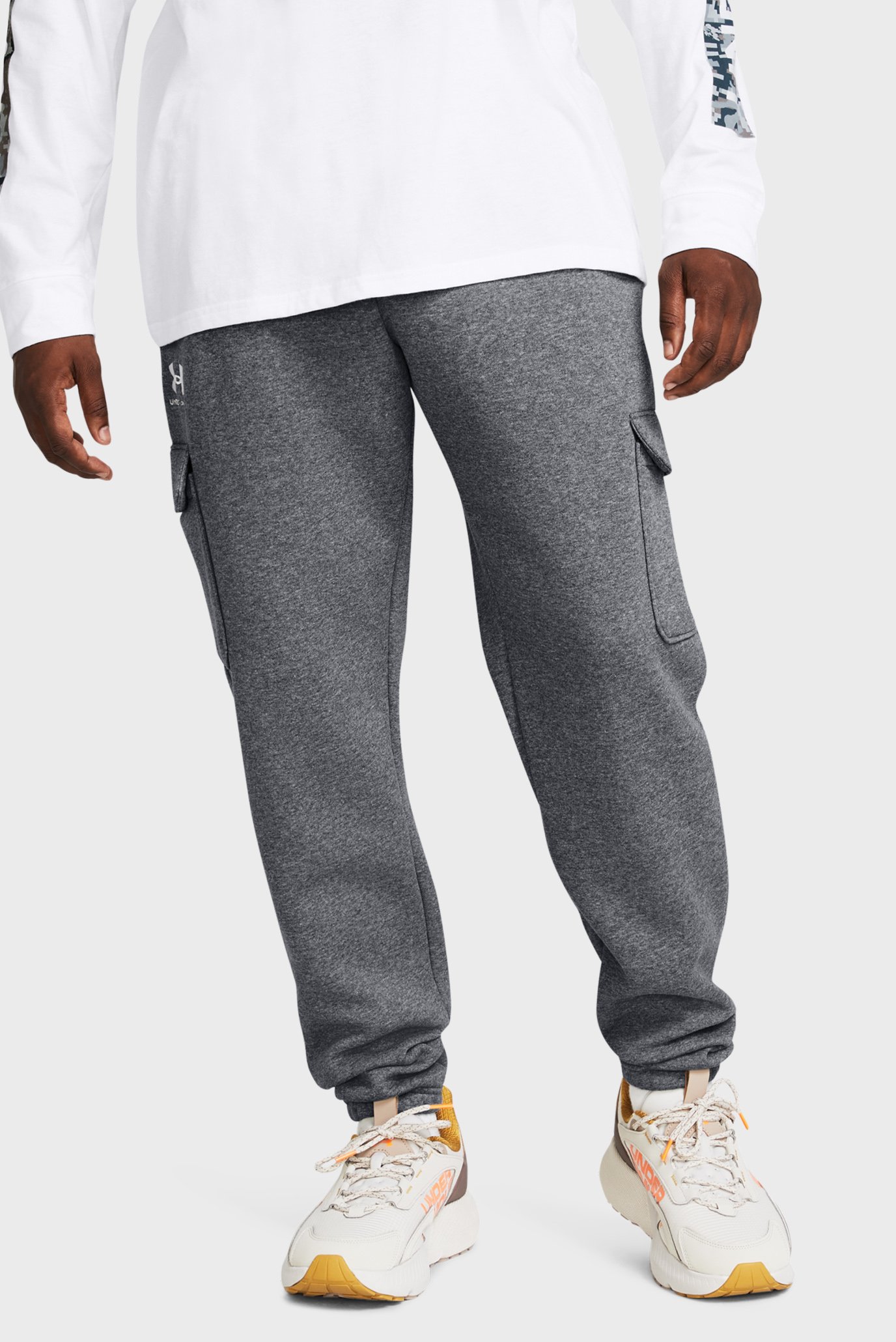 Чоловічі сірі спортивні штани UA Essential Flc Cargo Pant 1