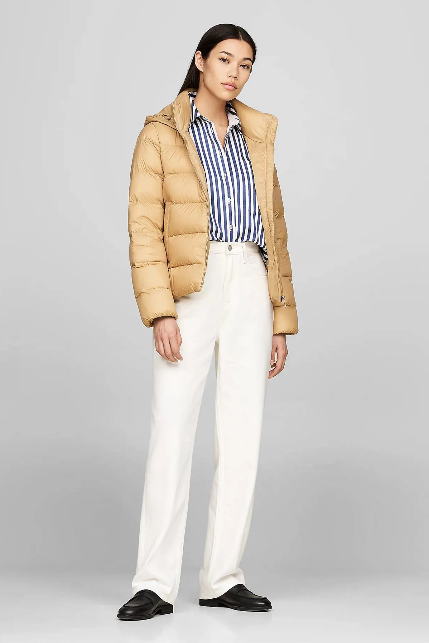 Жіночий бежевий пуховик 2