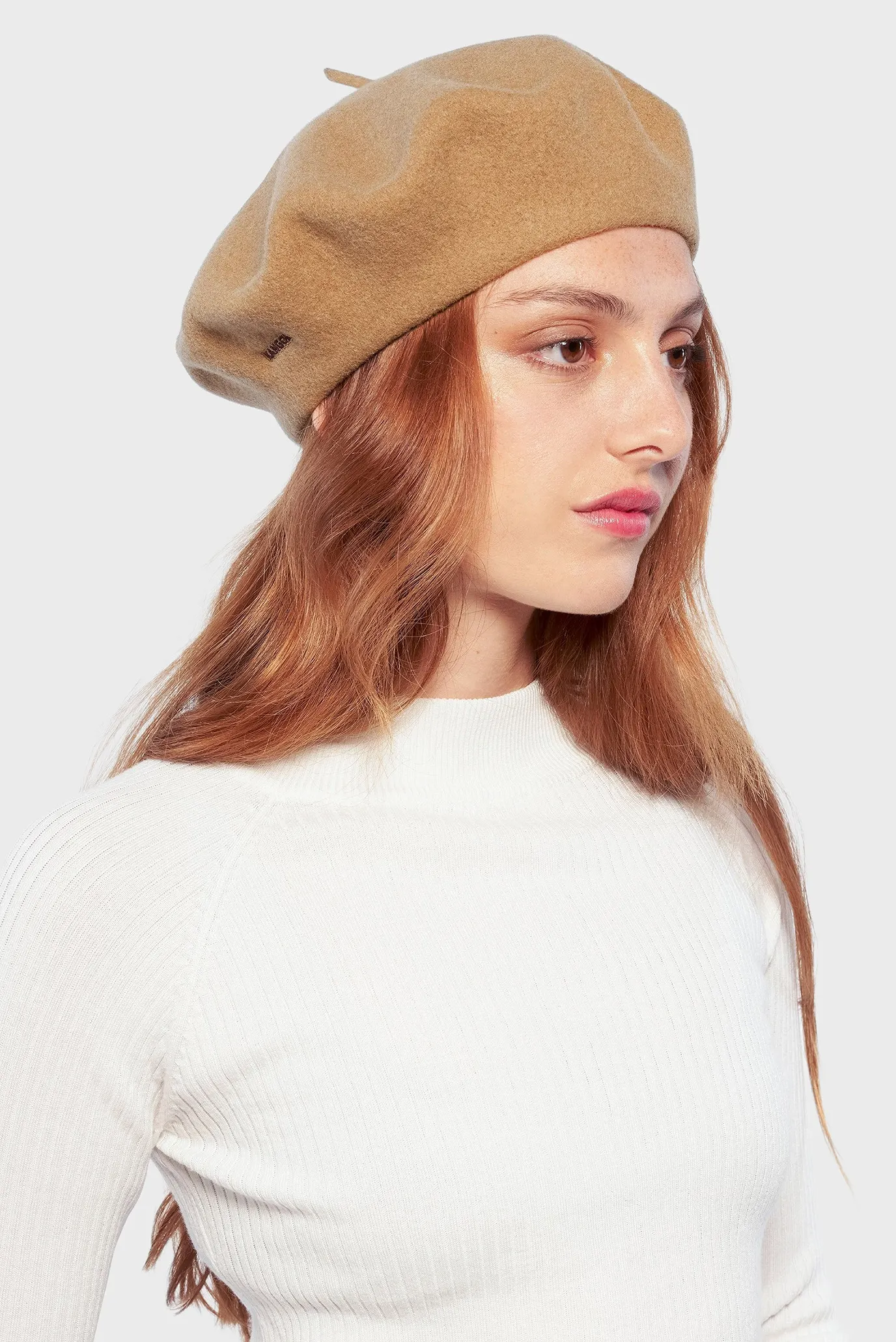 Женский бежевый шерстяной берет 2