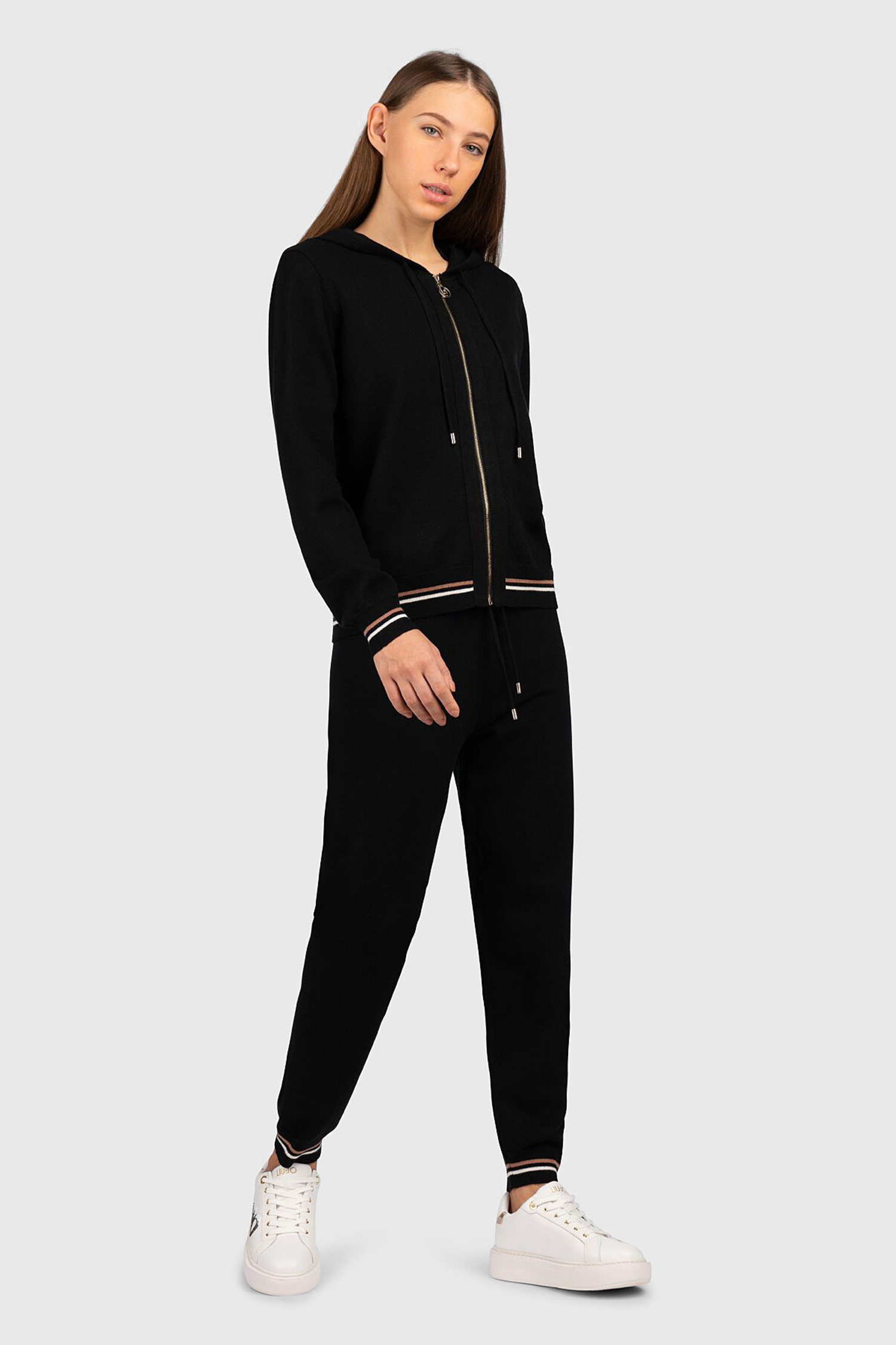 Жіночий чорний спортивний костюм (худі, штани) 1