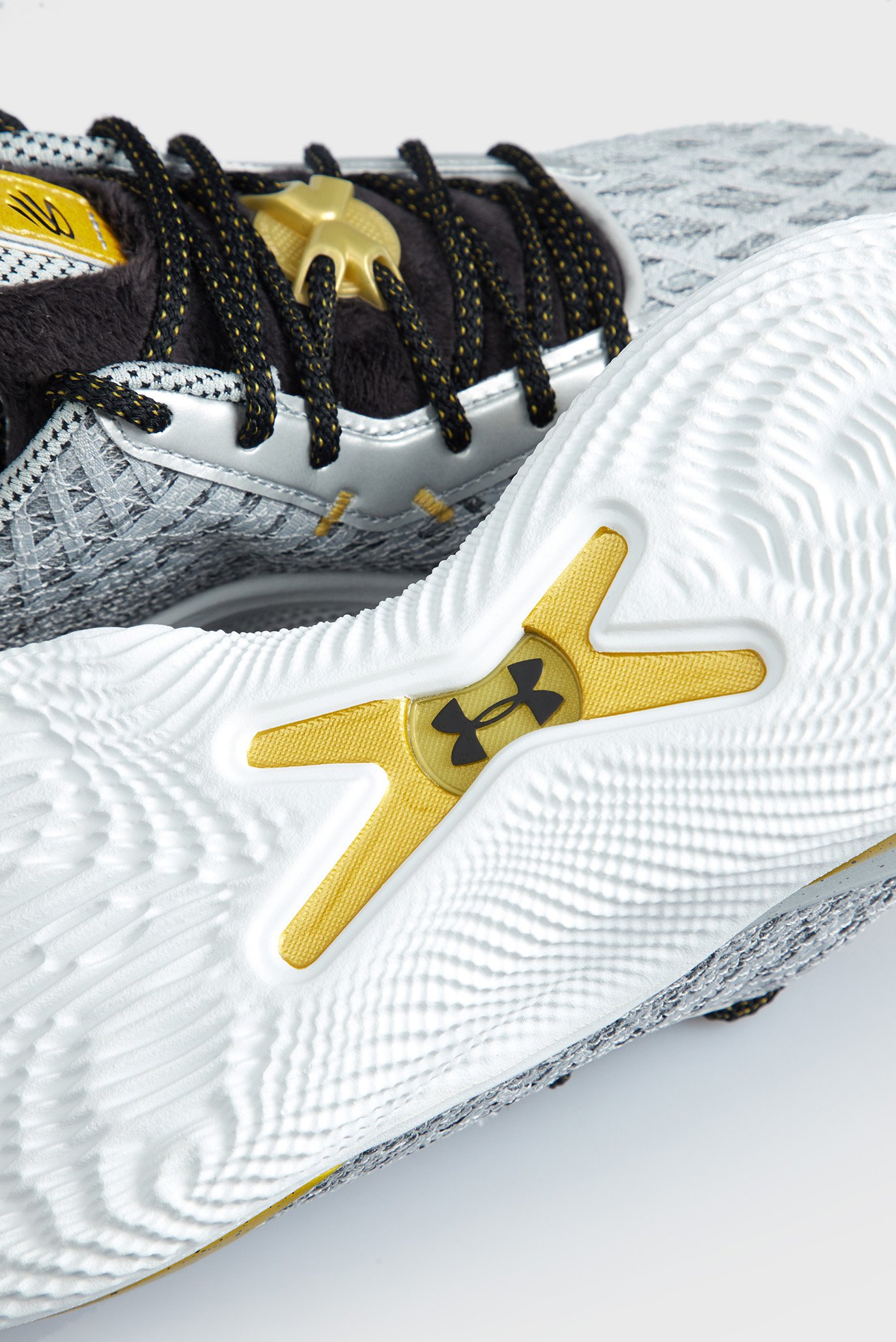 Серые кроссовки CURRY 10 YOUNG WOLF Under Armour 3026274-101