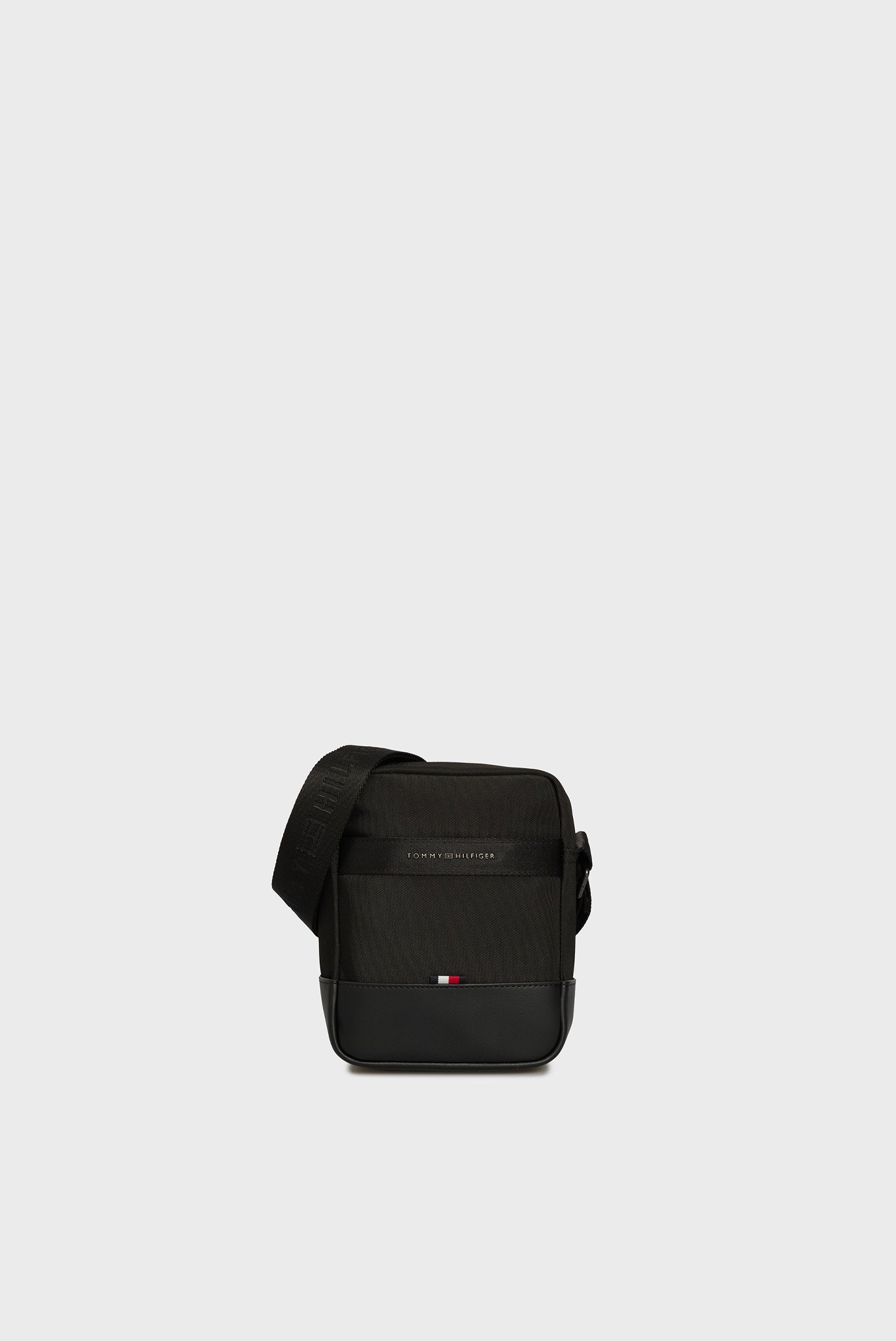 Мужская черная сумка TH NYLON TRAVEL MINI REPORTER Черный ONESIZE Tommy Hilfiger AM0AM13472 Мужская черная сумка TH NYLON TRAVEL MINI REPORTER Черный ONESIZE Tommy Hilfiger AM0AM13472