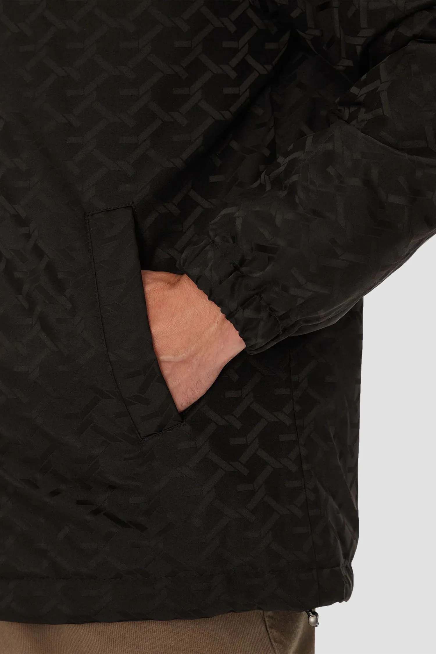 Чоловіча чорна куртка з візерунком 7