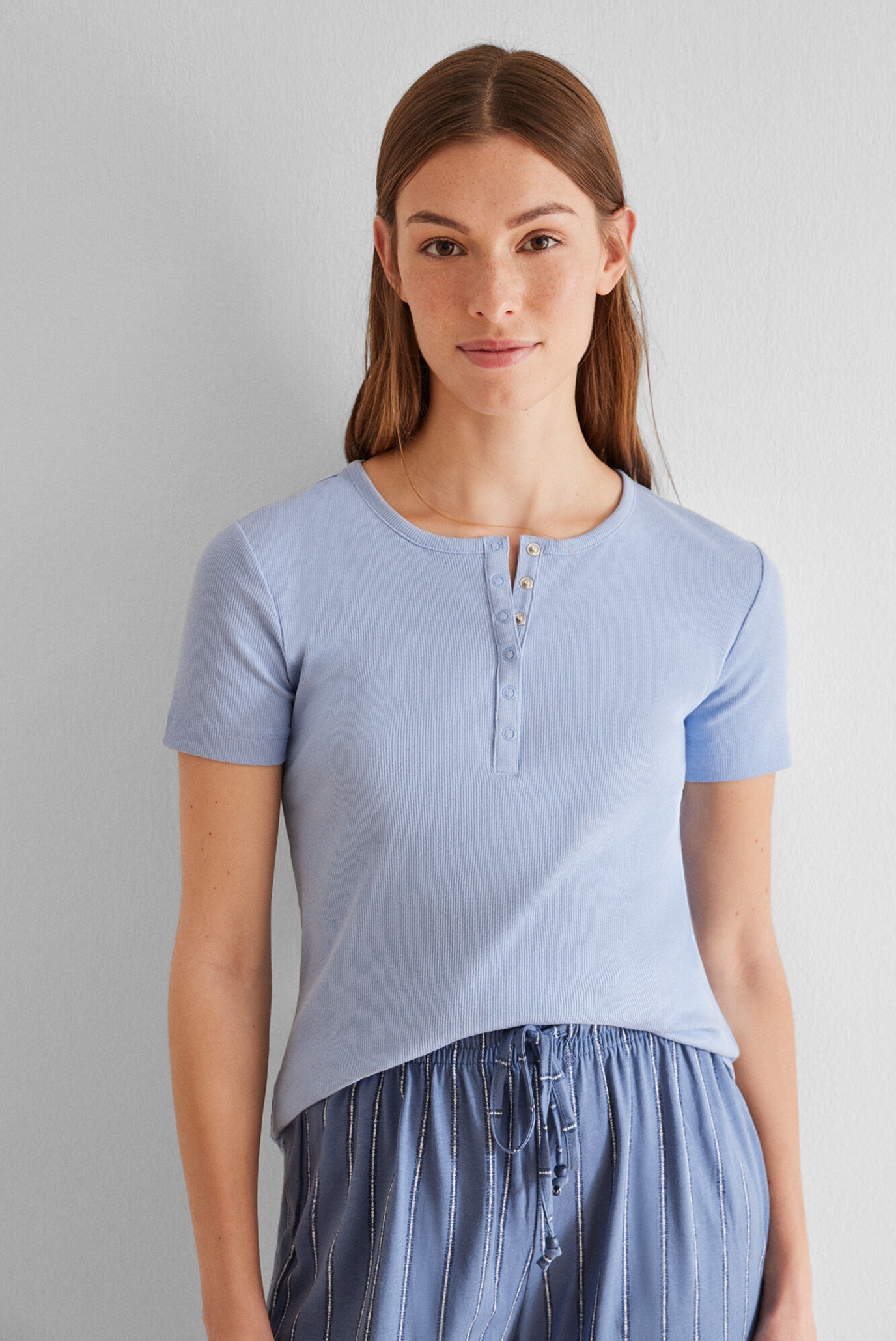 Жіноча блакитна футболка Henley 1