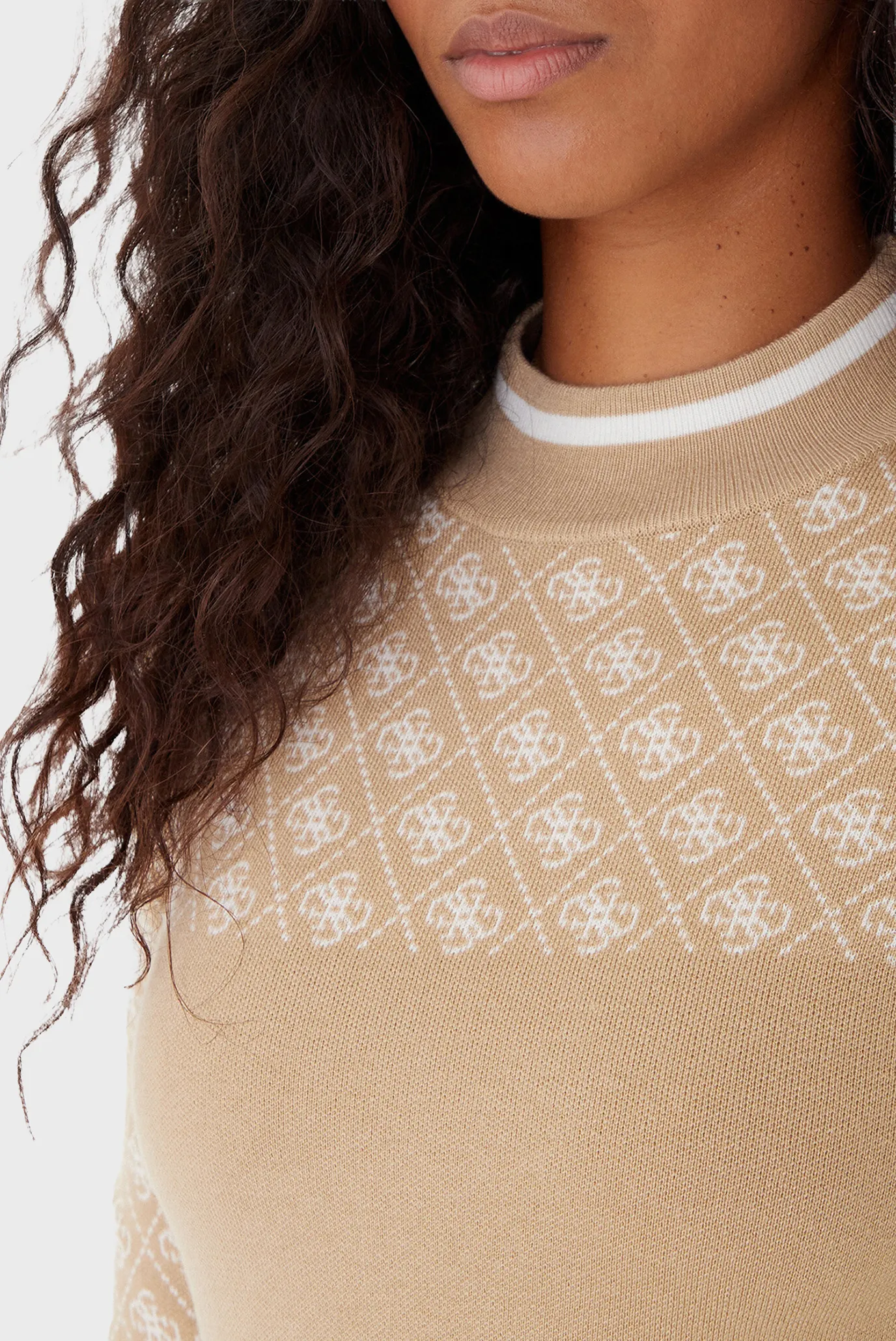 Женский бежевый гольф с узором 4