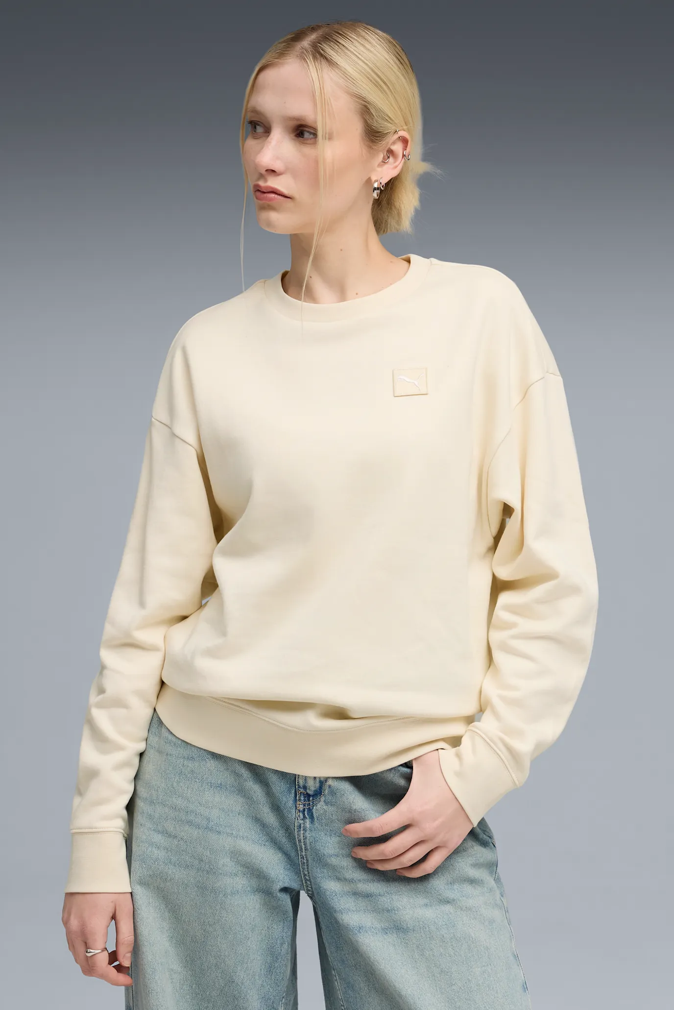 Женский белый свитшот Essentials Elevated Comfort Crew Sweatshirt Women 1