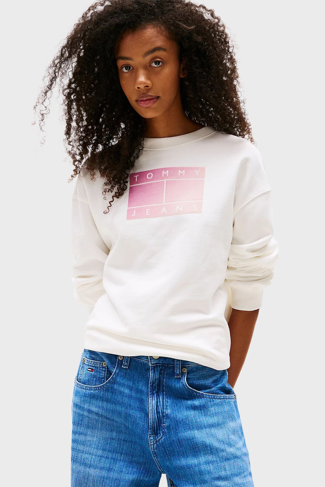 Женский белый свитшот RLX GRADIENT FLAG CREW Белый XS Tommy Jeans DW0DW21396 Женский белый свитшот RLX GRADIENT FLAG CREW Белый XS Tommy Jeans DW0DW21396
