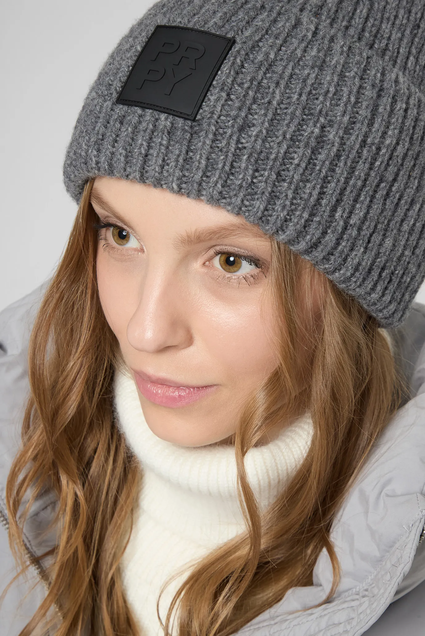 Жіноча сіра вовняна шапка Marla 6