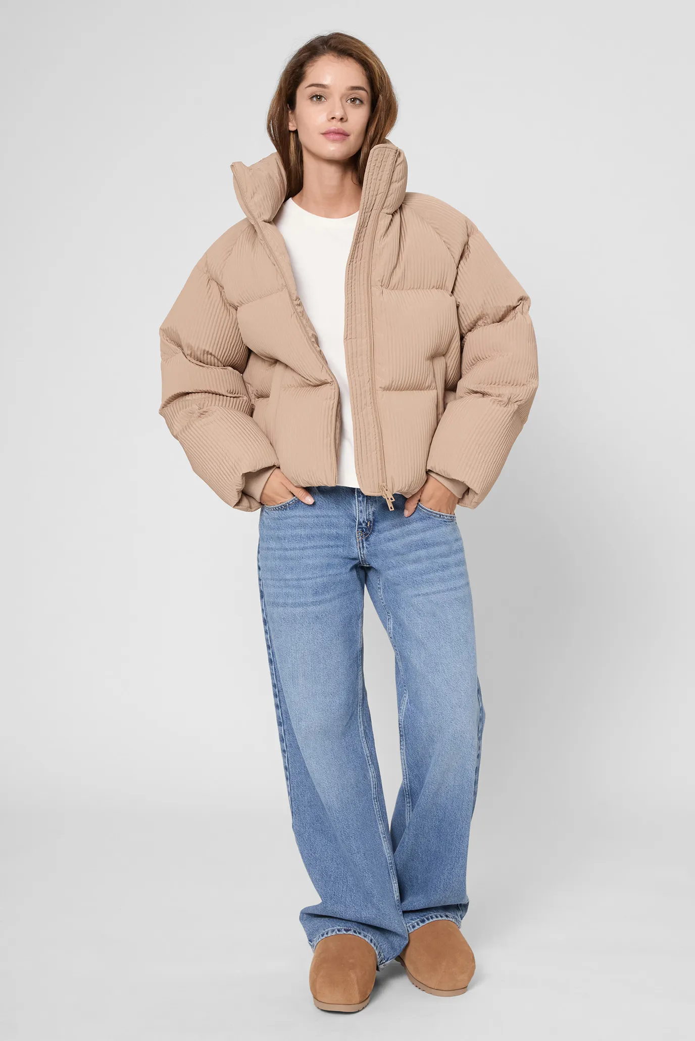 Женский бежевый пуховик 2
