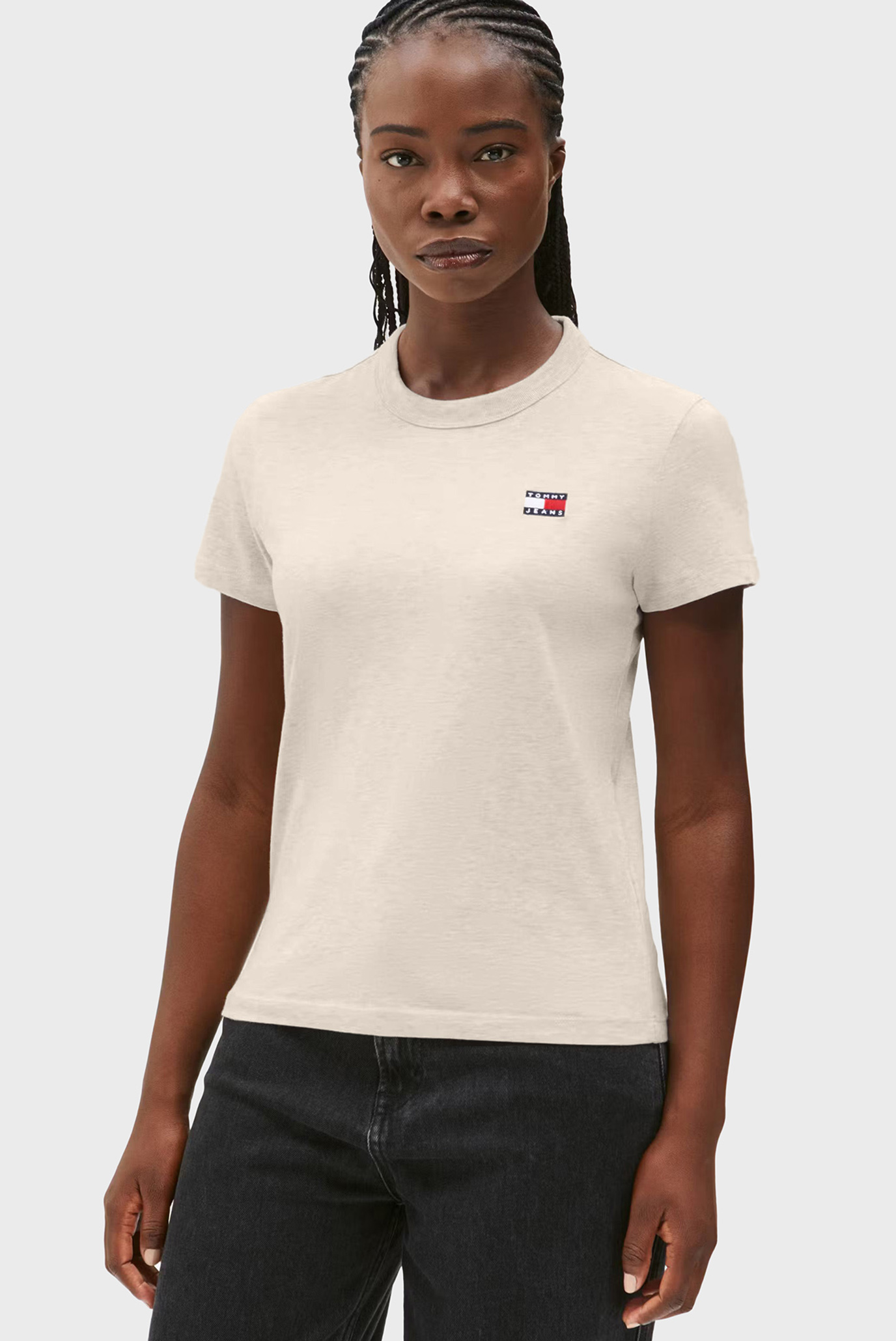 Женская бежевая футболка REG BADGE TEE Бежевый S Tommy Jeans DW0DW20153 Женская бежевая футболка REG BADGE TEE Бежевый S Tommy Jeans DW0DW20153