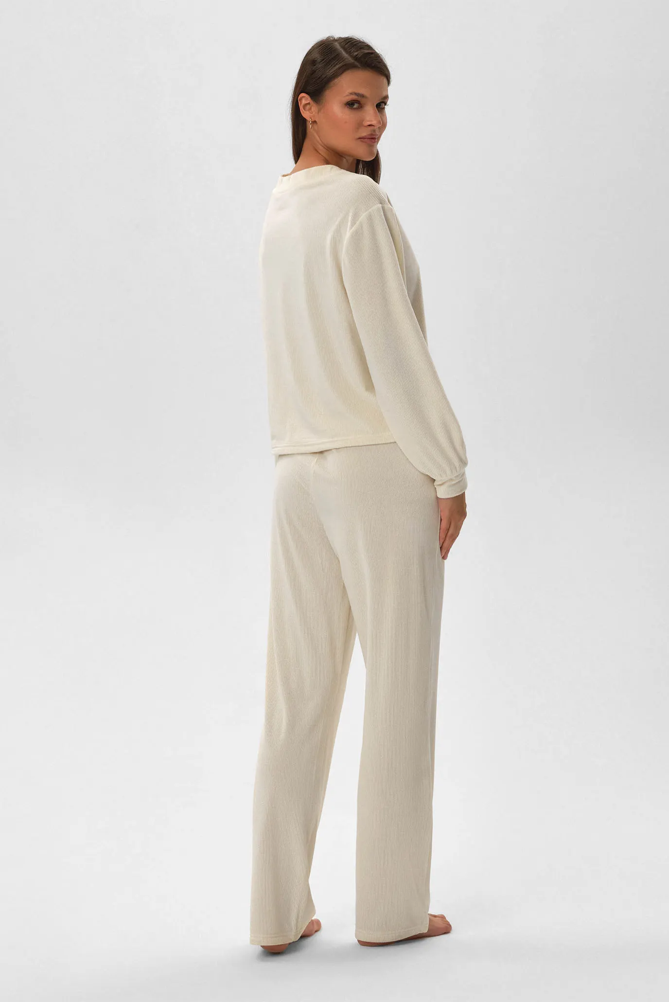 Жіноча біла піжама (лонгслів, брюки) Jade 2