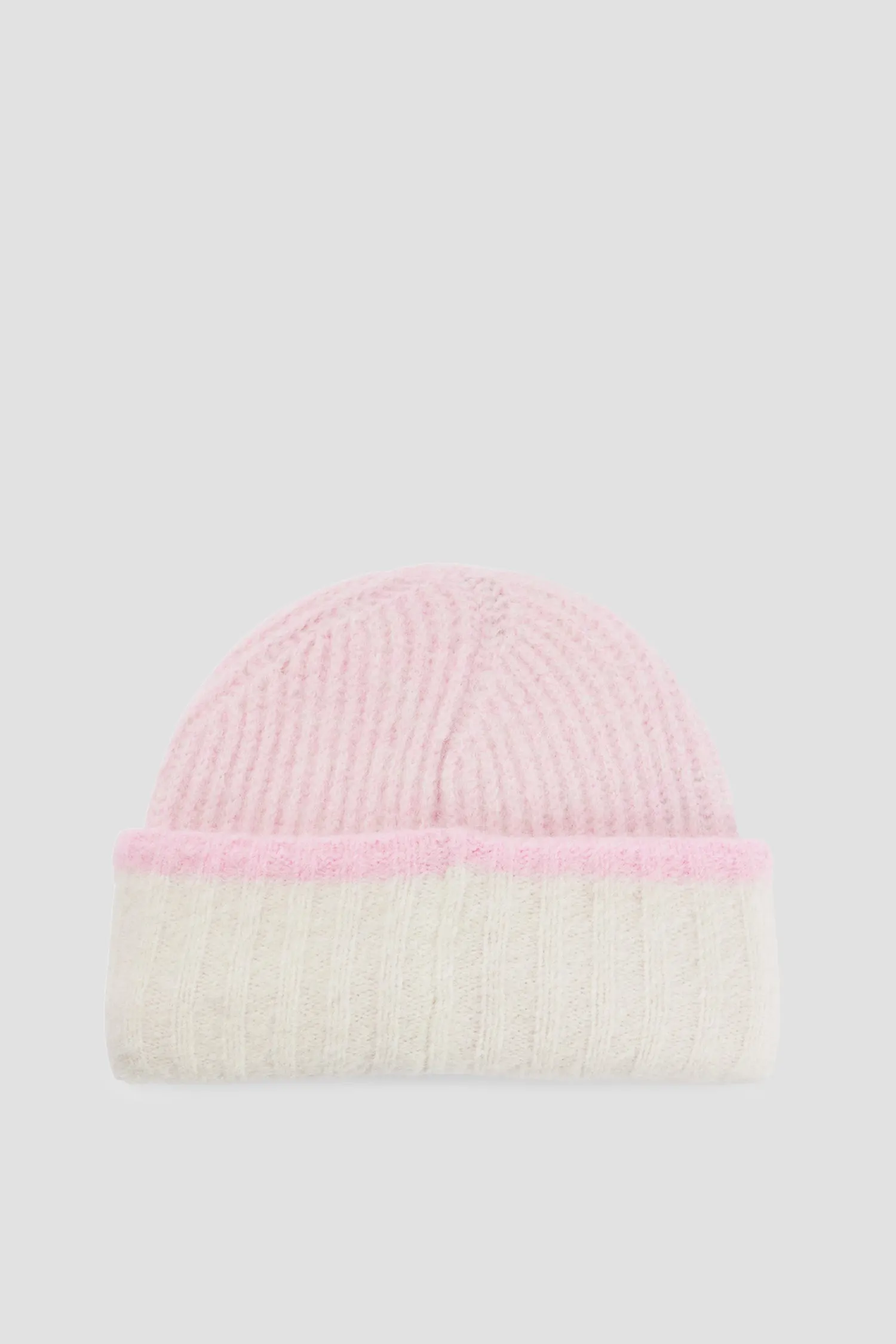 Женская розовая шапка 2