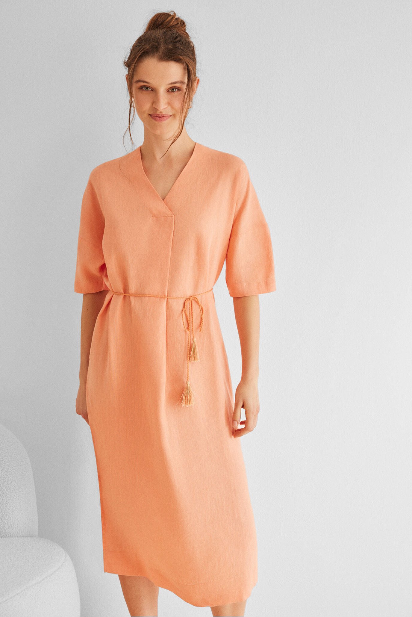 Женское персиковое льняное платье 1