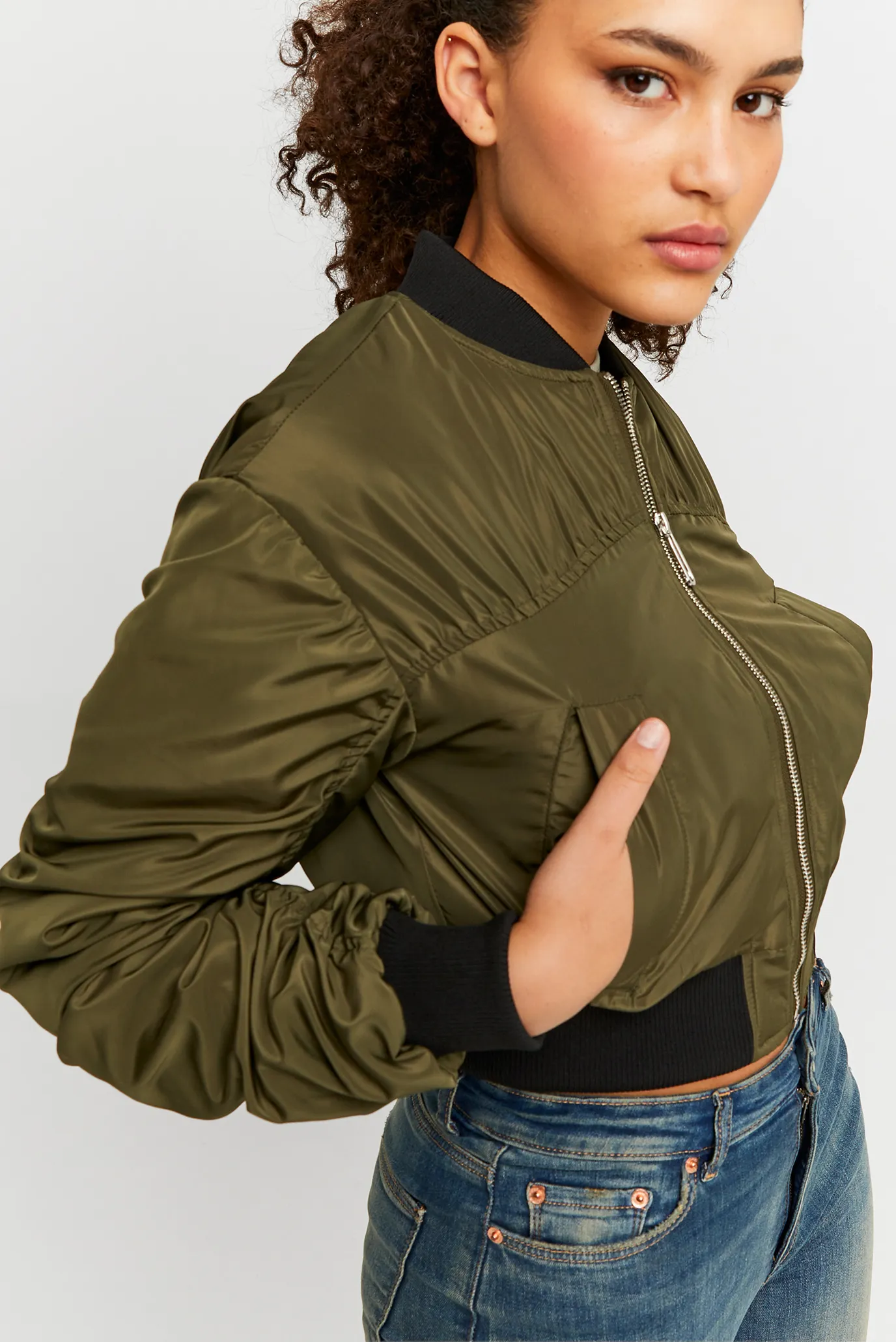 Женский оливковый бомбер 3