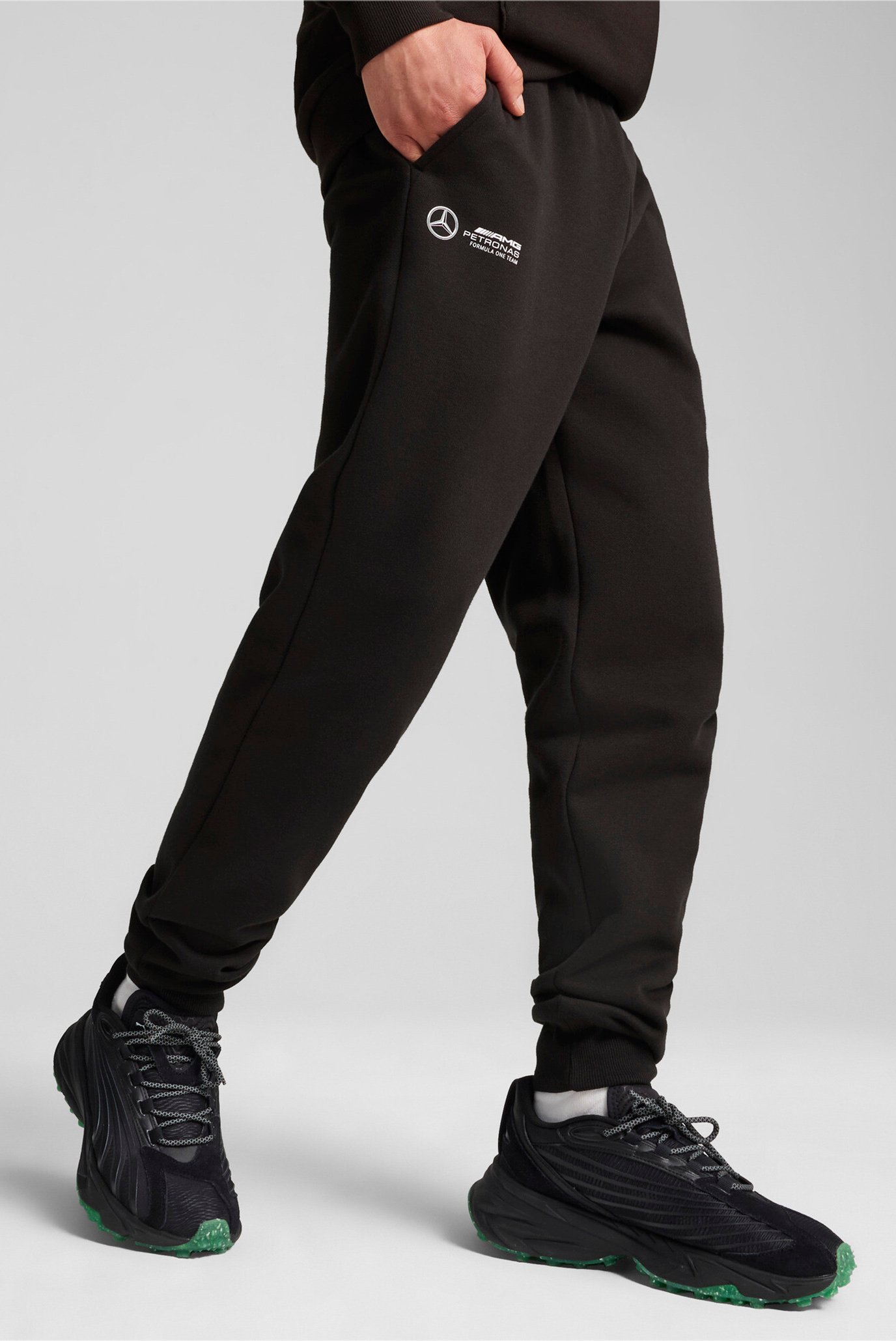 Чоловічі чорні спортивні штани Mercedes-AMG Petronas F1® ESS Pants Men 1