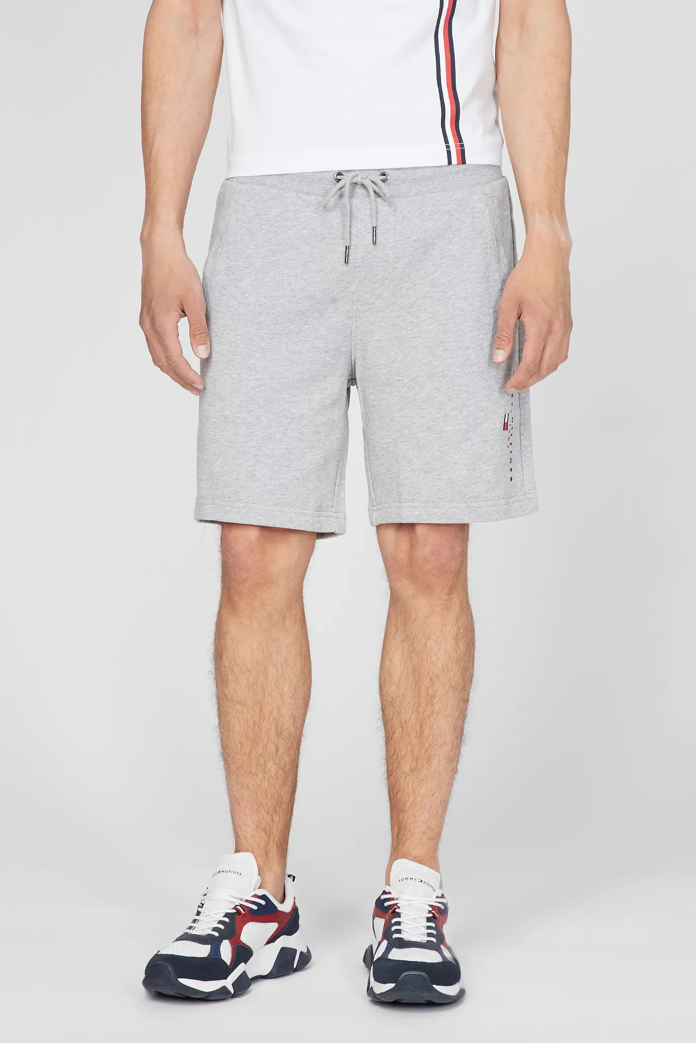 Мужские серые шорты ESSENTIAL Tommy Hilfiger MW0MW17401 — MD-Fashion