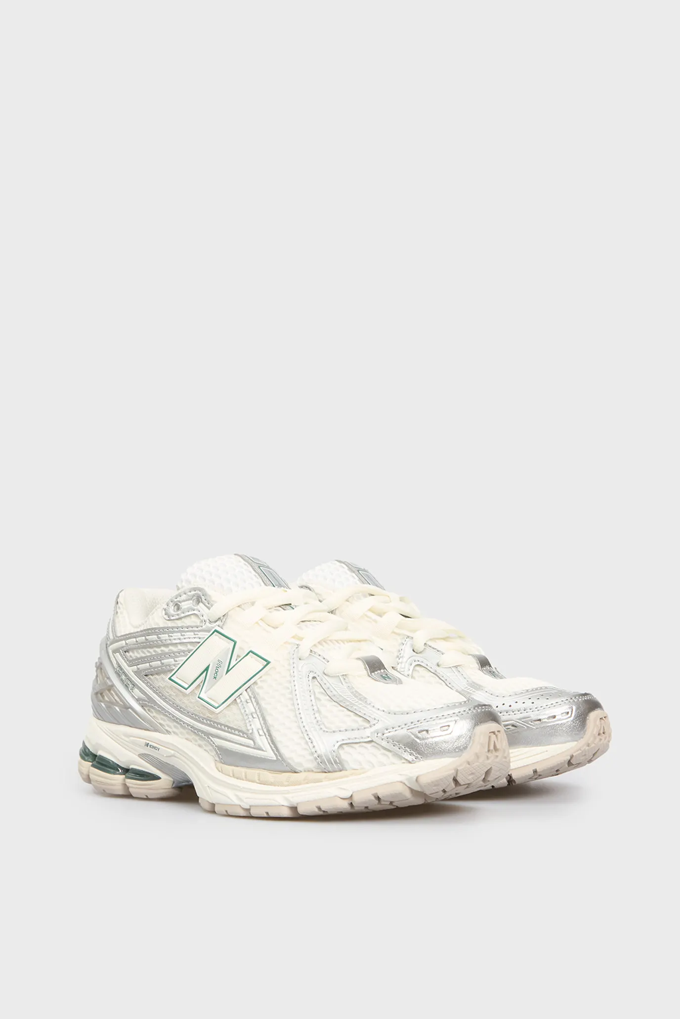 Сріблясті кросівки 1906R 3