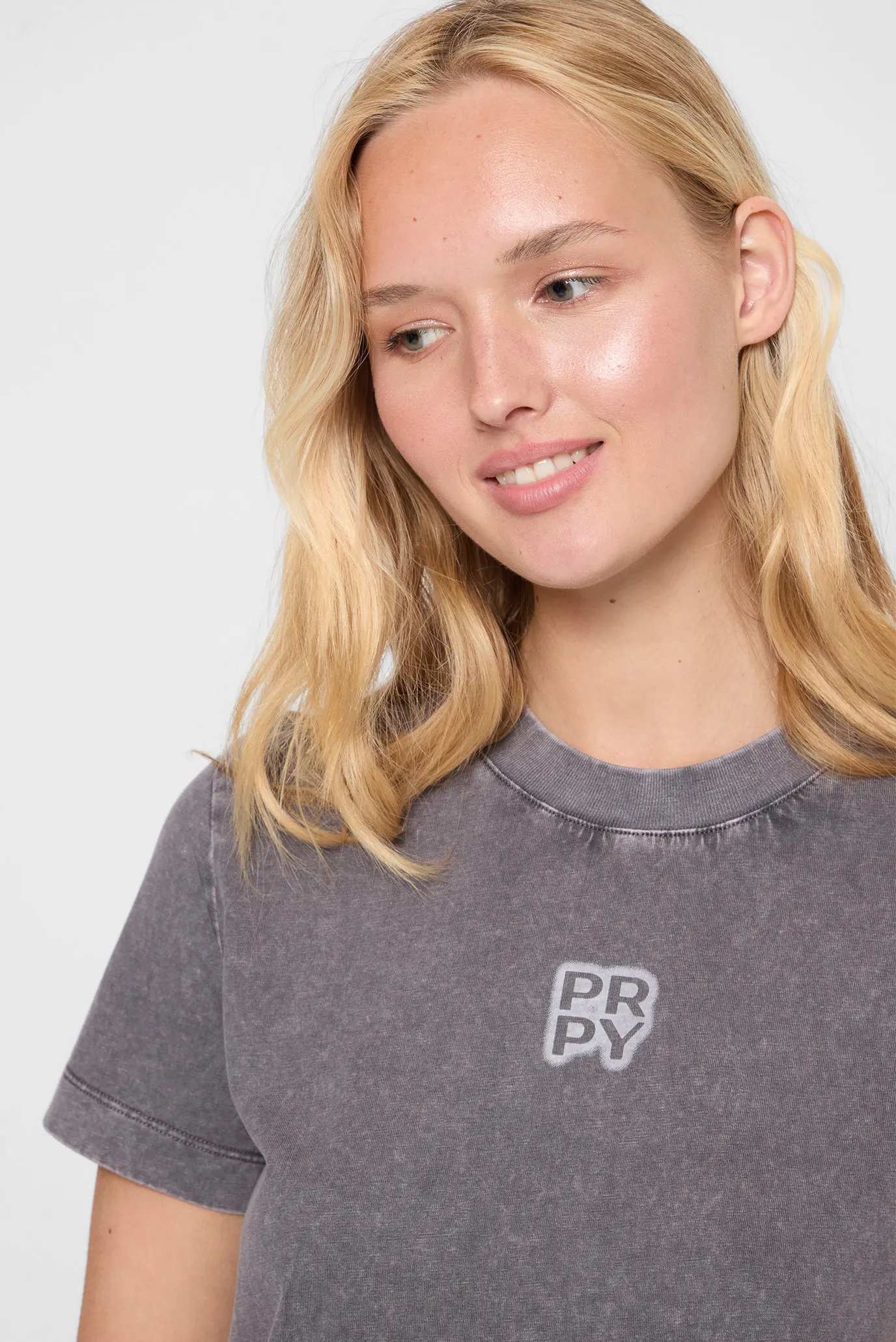 Жіноча сіра футболка 2