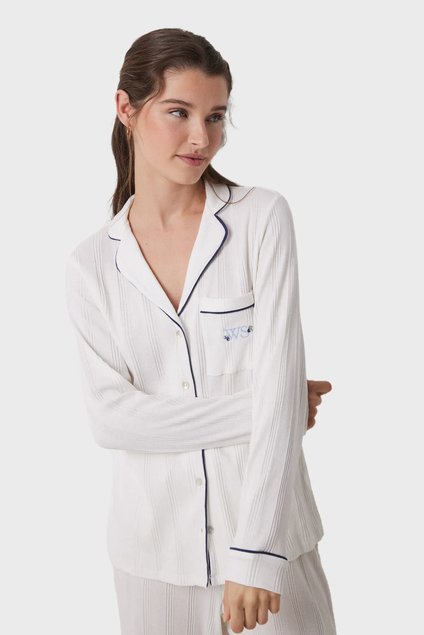 Жіноча біла піжама (сорочка, брюки) 3