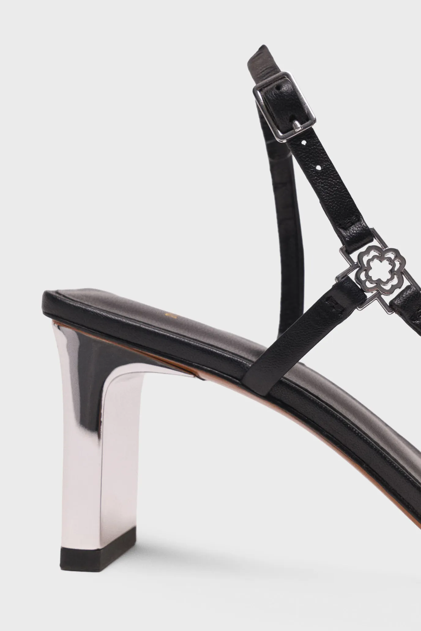 Жіночі чорні шкіряні босоніжки 2