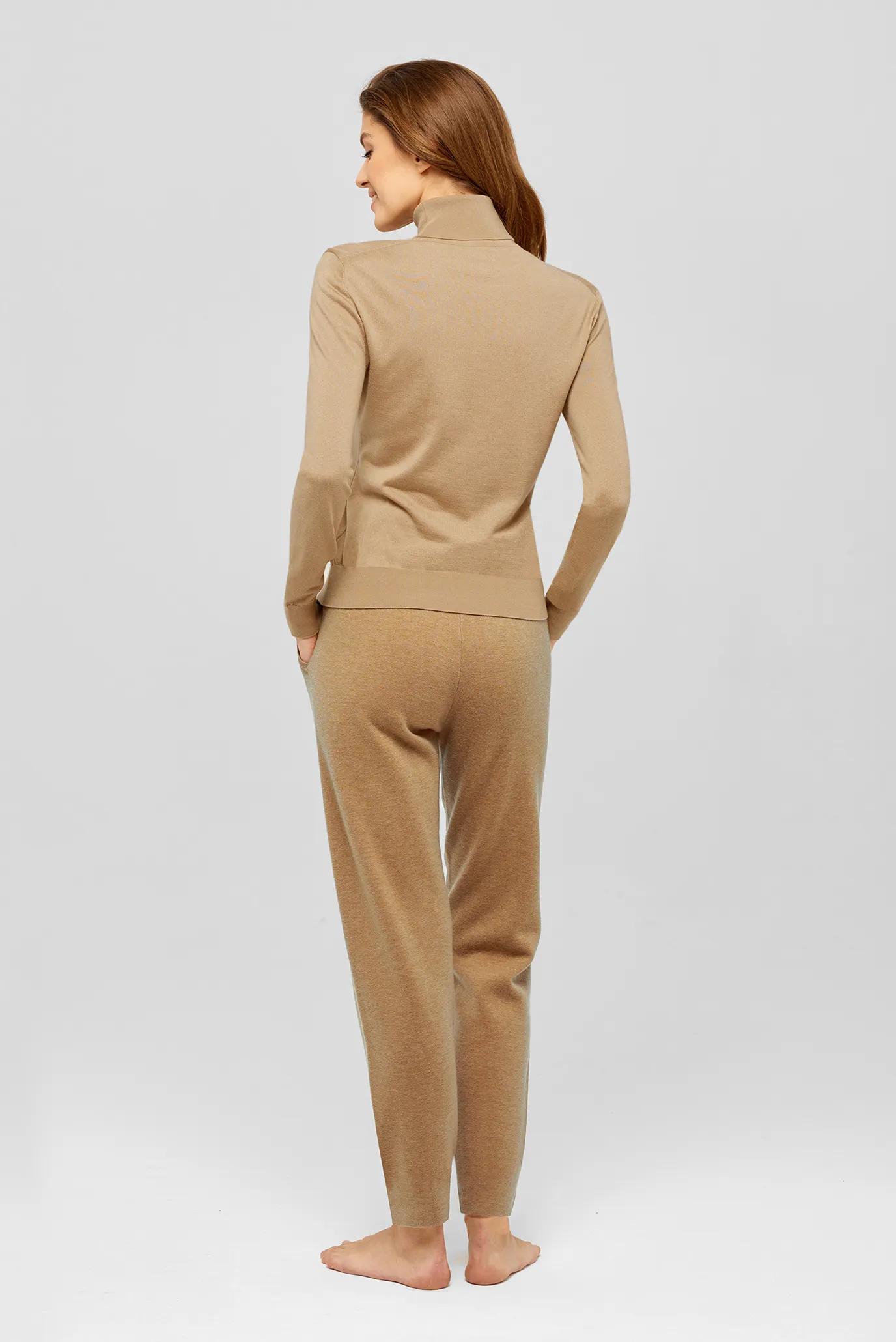 Женский бежевый шелковый гольф 3