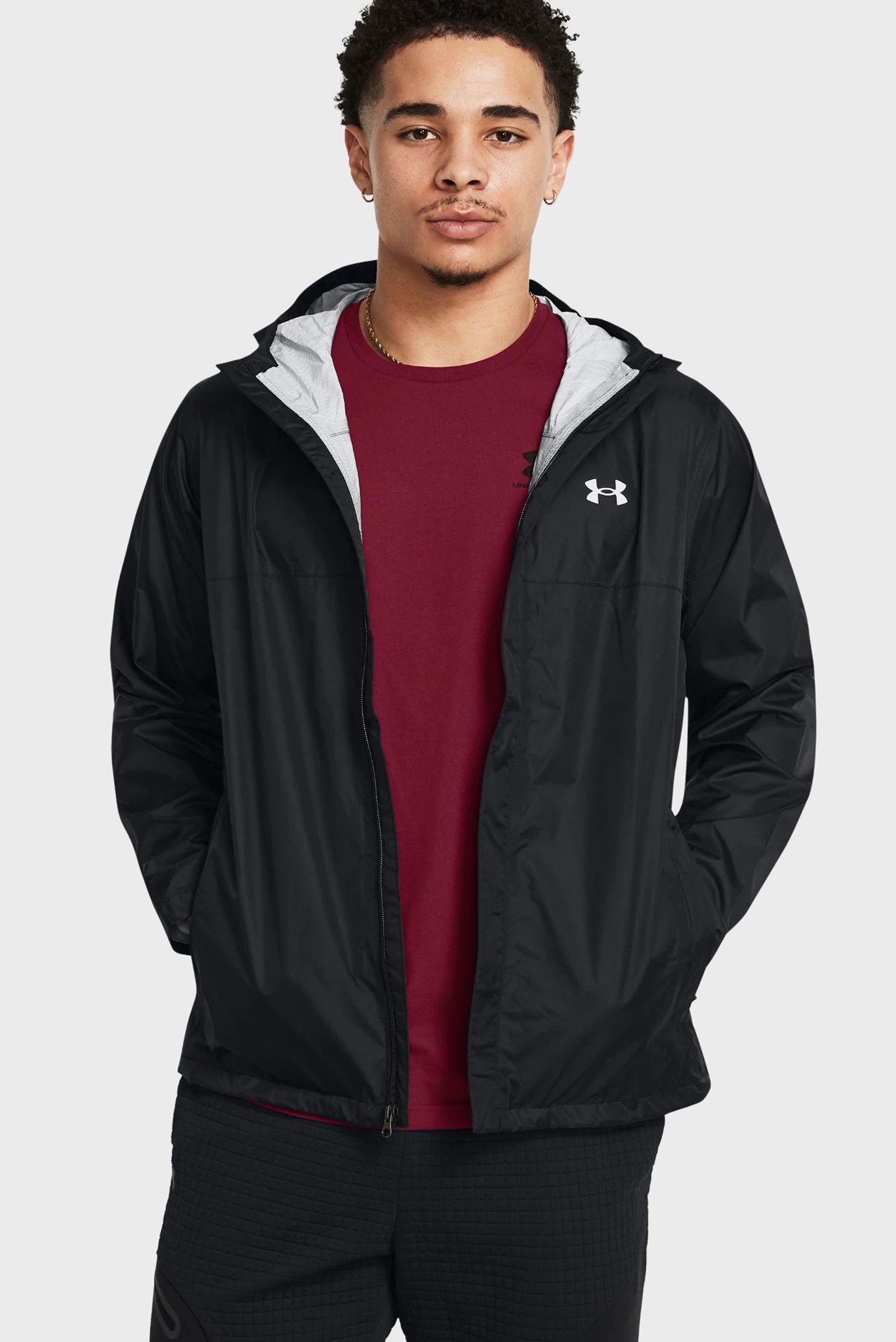Мужская черная ветровка CLOUDSTRIKE JACKET Черный M Under Armour 1374644-003 Мужская черная ветровка CLOUDSTRIKE JACKET Черный M Under Armour 1374644-003