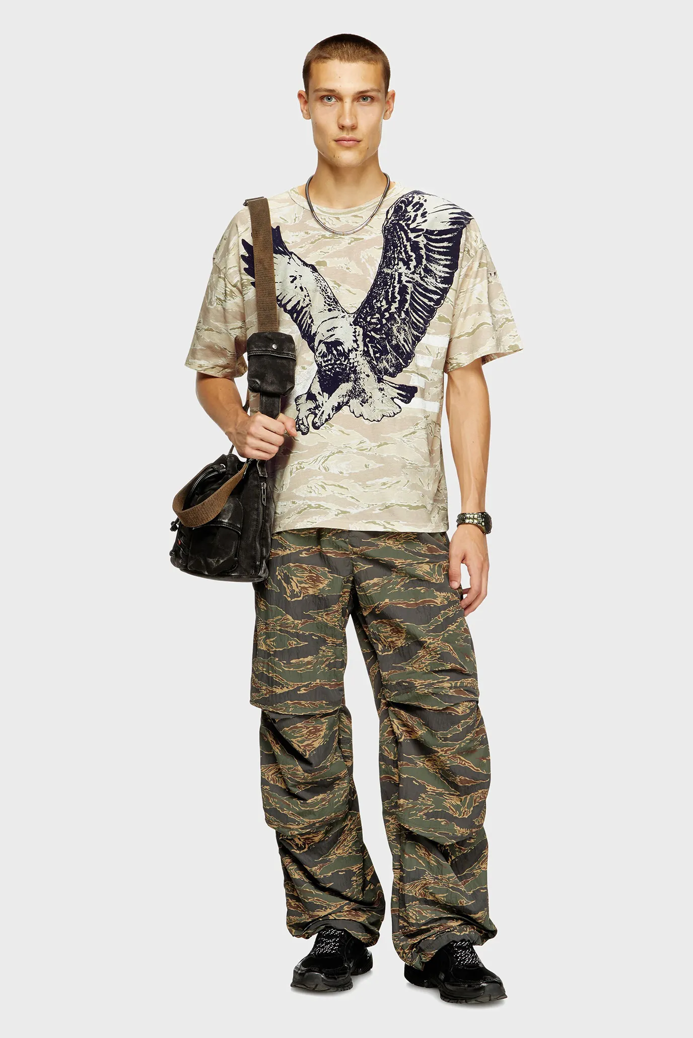 Мужская бежевая футболка с узором T-BOXT-T14 2