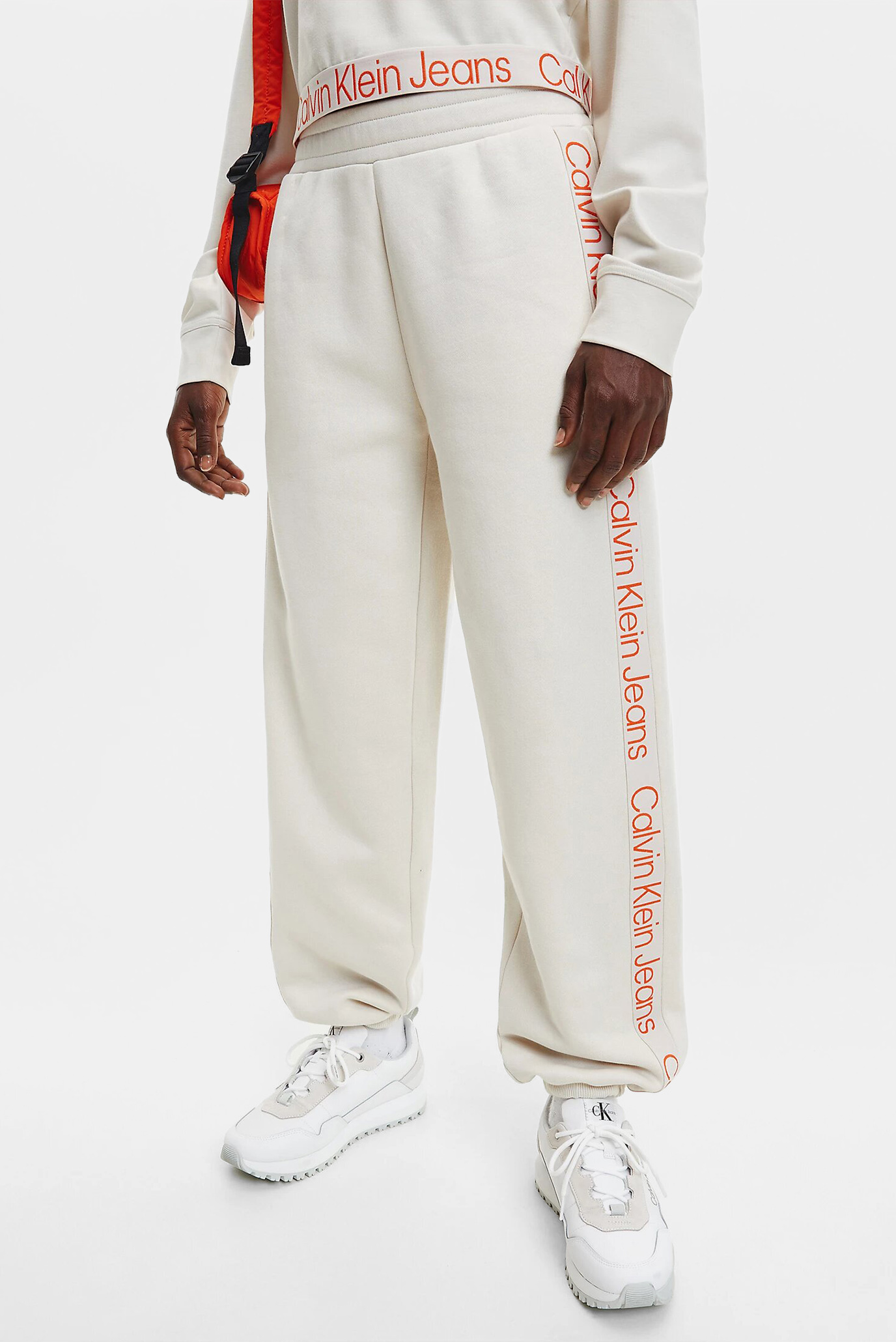 Женские бежевые спортивные брюки LOGO TAPE Calvin Klein Jeans J20J219738 — MD-Fashion
