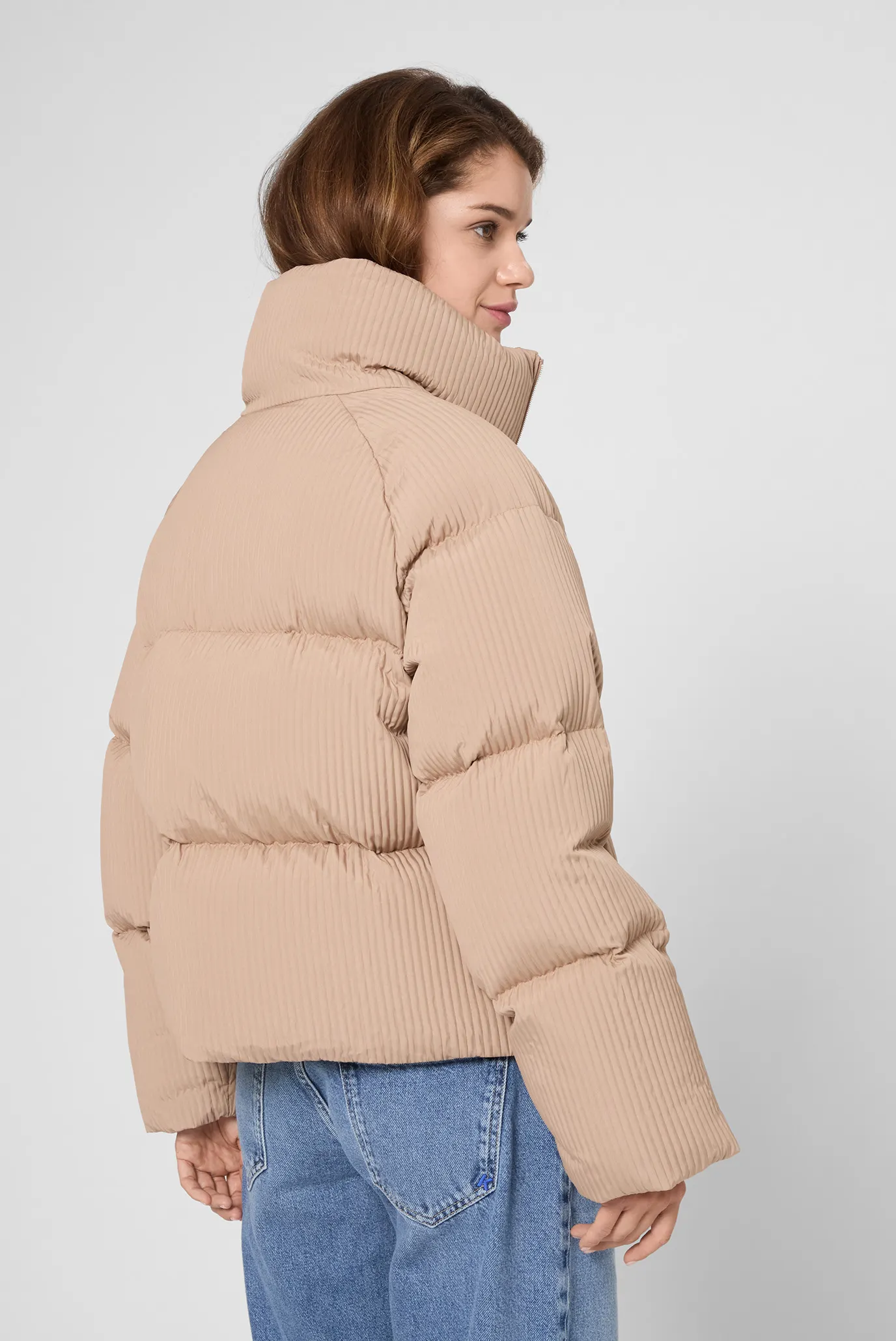 Жіночий бежевий пуховик 4