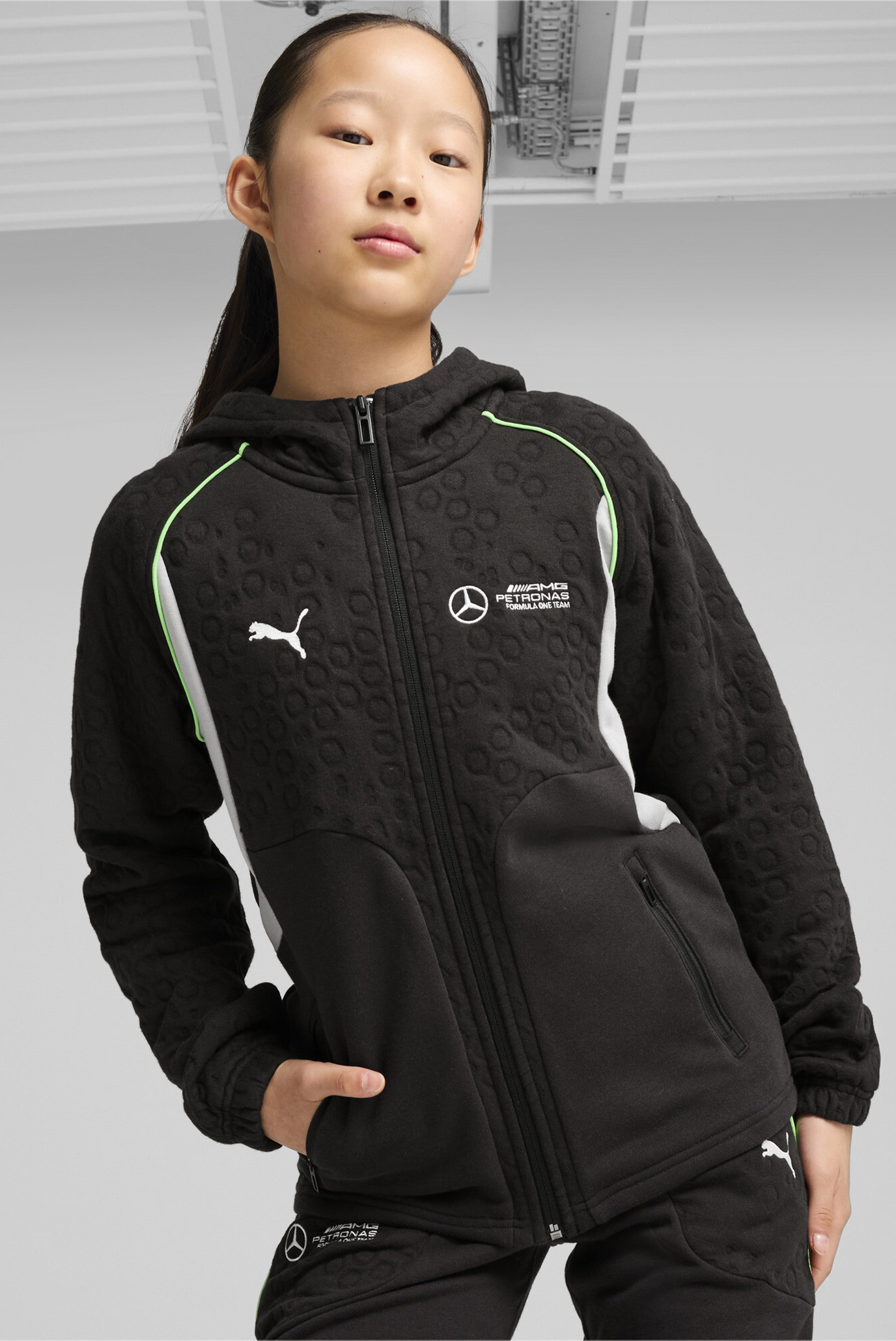 Дитяче чорне худі Mercedes-AMG Petronas F1® Hooded Sweat Jacket Youth 1