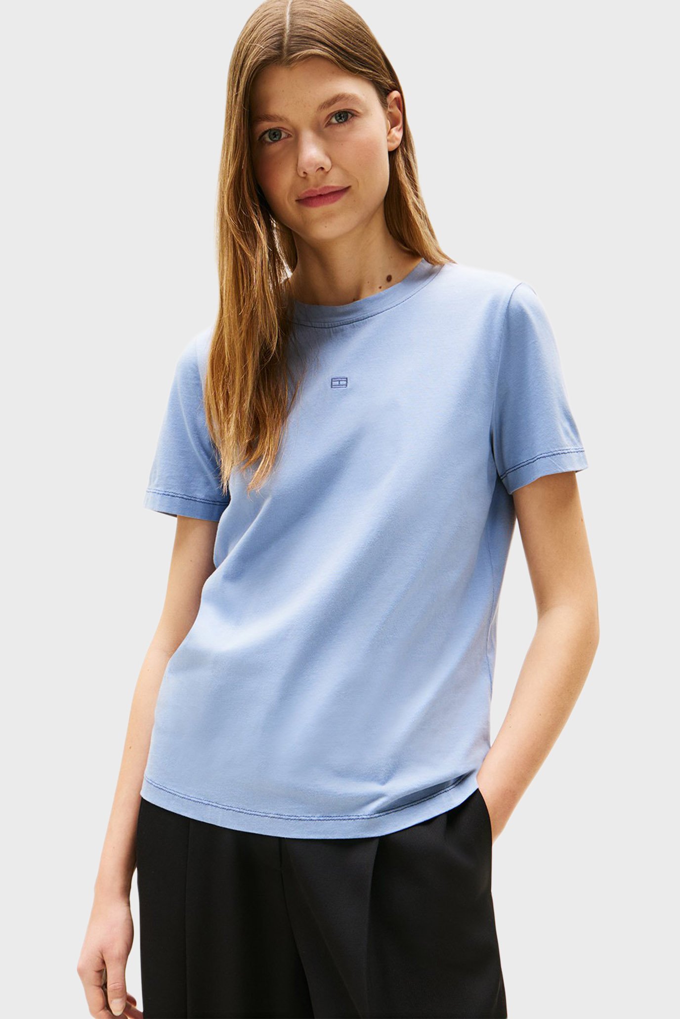 Женская голубая футболка TONAL FLAG REG C-NK Голубой L Tommy Hilfiger WW0WW45626 Женская голубая футболка TONAL FLAG REG C-NK Голубой L Tommy Hilfiger WW0WW45626