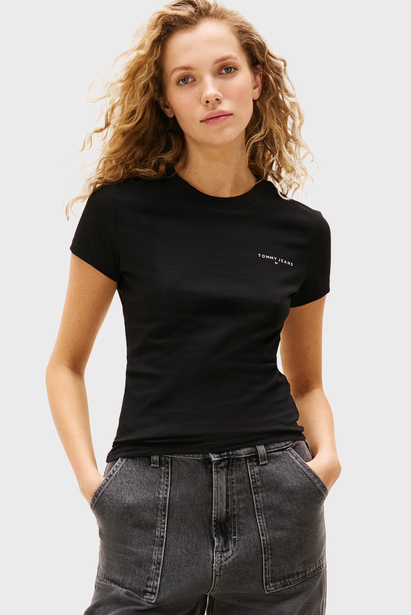 Женская черная футболка TJW SLIM LINEAR Черный M Tommy Jeans DW0DW21164 Женская черная футболка TJW SLIM LINEAR Черный M Tommy Jeans DW0DW21164