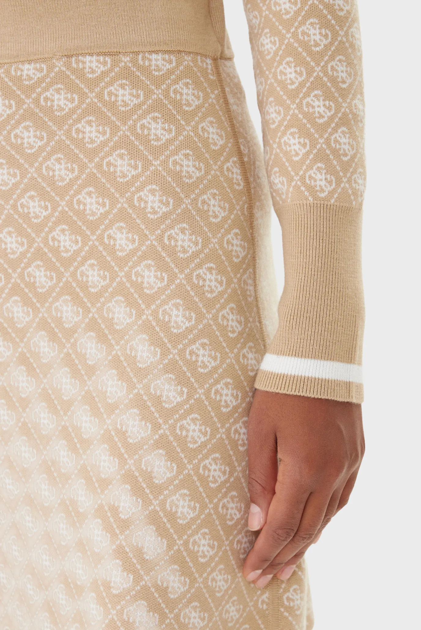 Женский бежевый гольф с узором 5