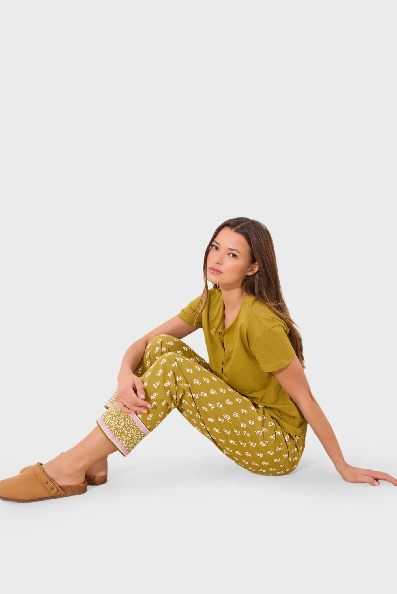 Женские горчичные брюки с узором 4