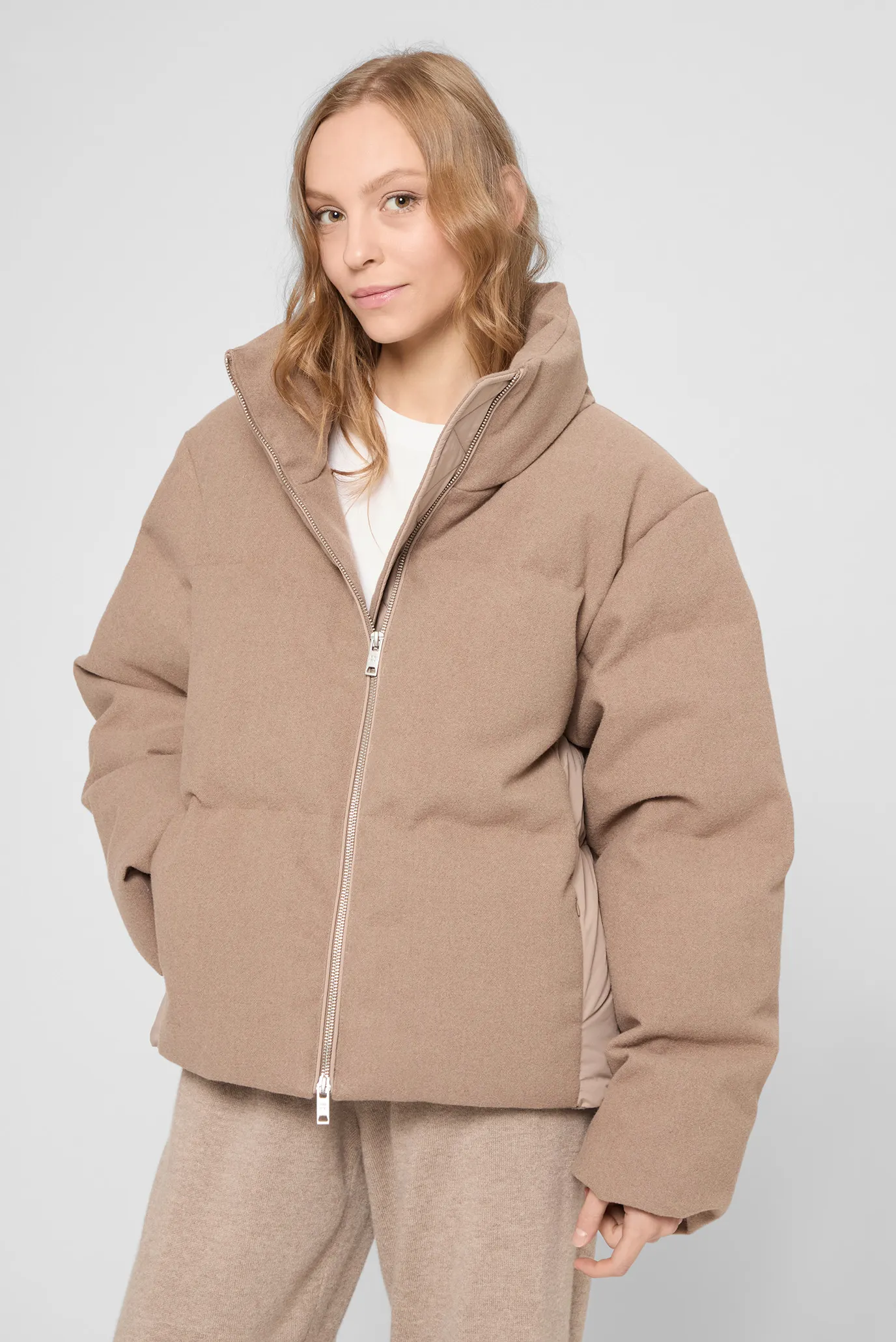Женский бежевый пуховик 3