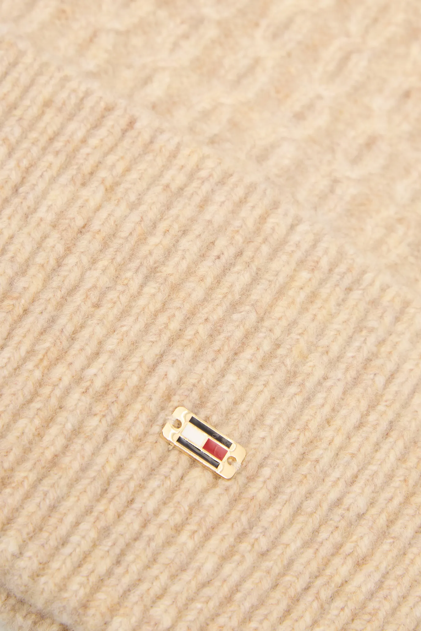 Жіноча бежева шапка CABLE 4