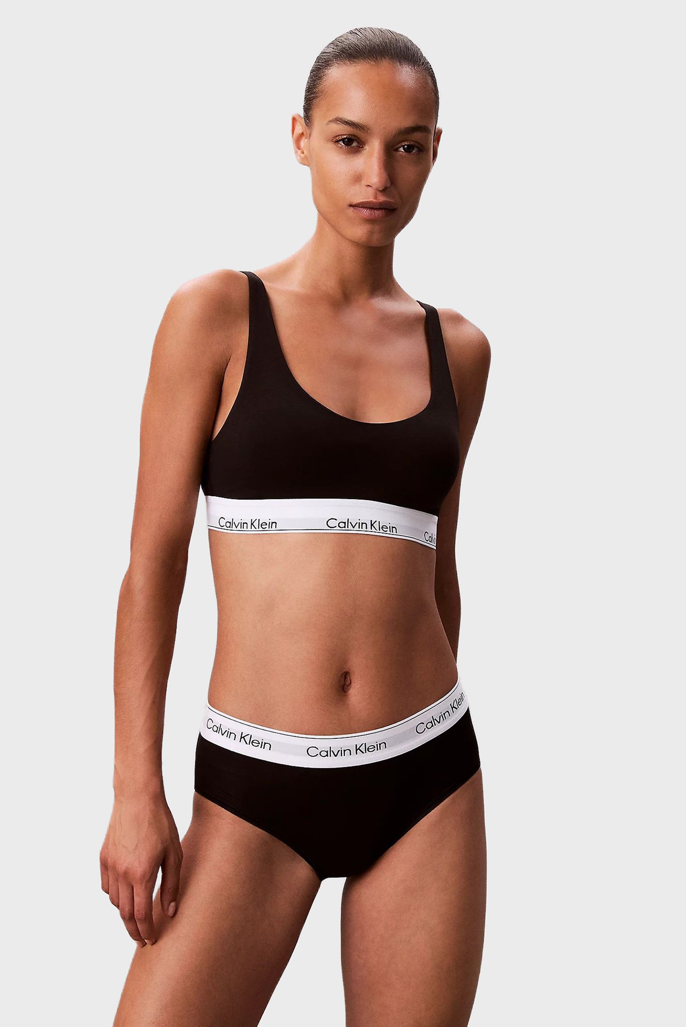Женский черный бюстгальтер LIGHTLY LINED BRALETTE Черный XS Calvin Klein LV00QF8503 Женский черный бюстгальтер LIGHTLY LINED BRALETTE Черный XS Calvin Klein LV00QF8503