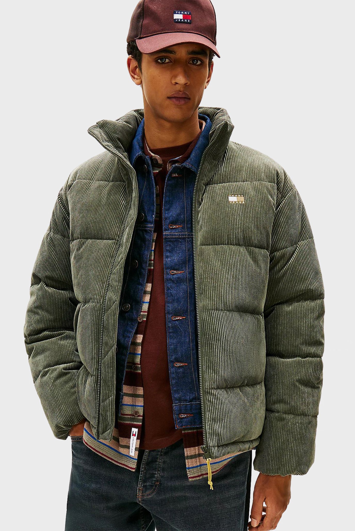 Мужская зеленая вельветовая куртка VAIL CORD PUFFER Зеленый XL Tommy Jeans DM0DM22031 Мужская зеленая вельветовая куртка VAIL CORD PUFFER Зеленый XL Tommy Jeans DM0DM22031