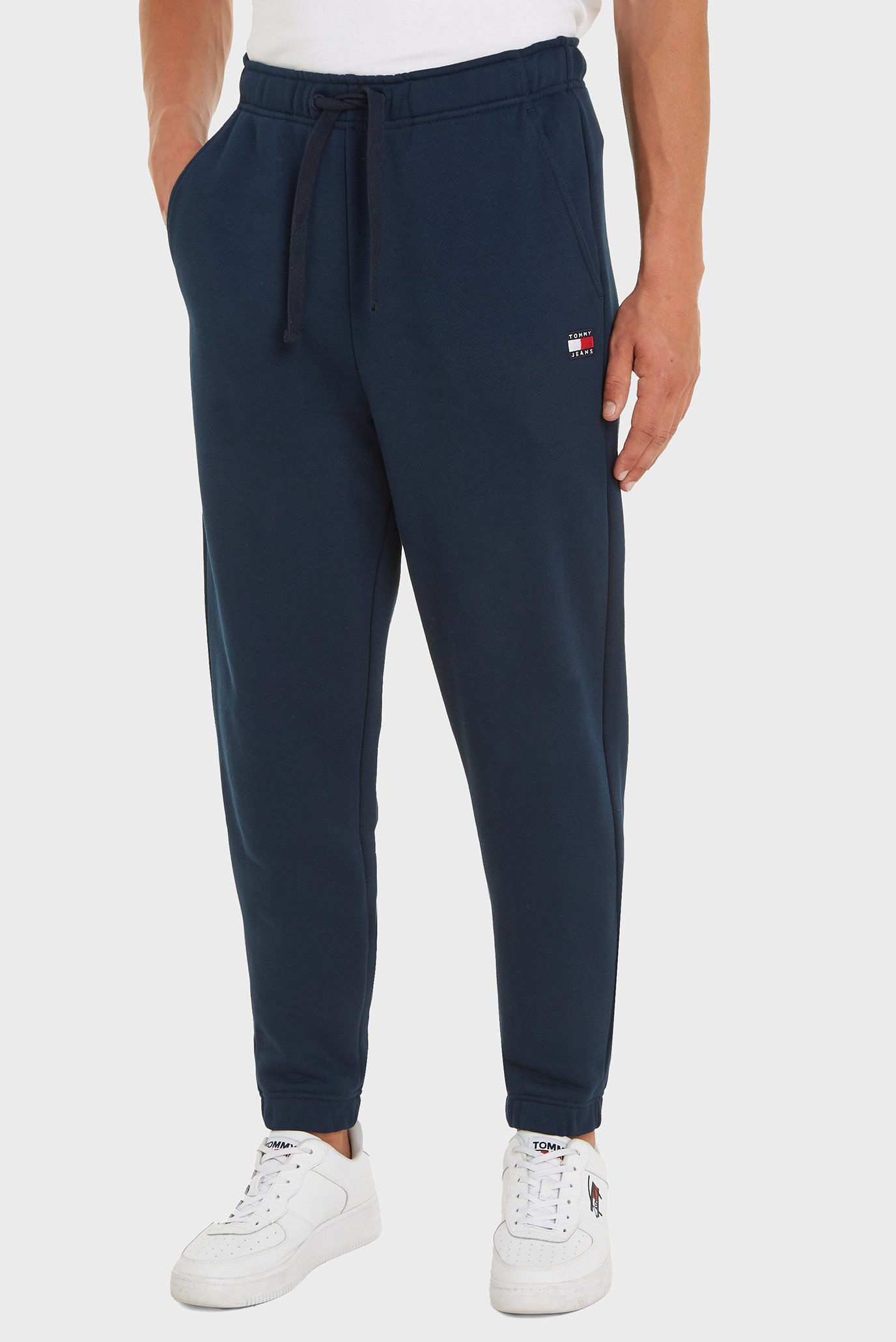 Мужские темно-синие спортивные брюки TJM REG BADGE JOGGER Синий XXL Tommy Jeans DM0DM18355 Мужские темно-синие спортивные брюки TJM REG BADGE JOGGER Синий XXL Tommy Jeans DM0DM18355