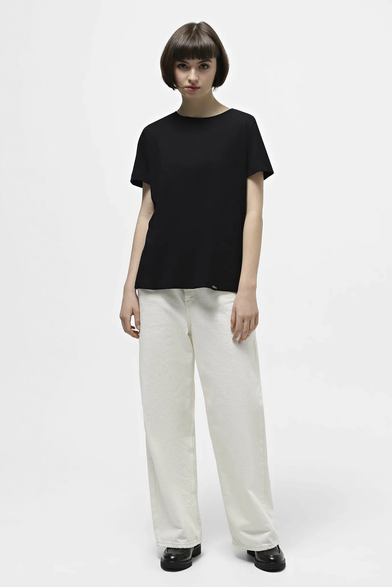 Женская черная футболка 2