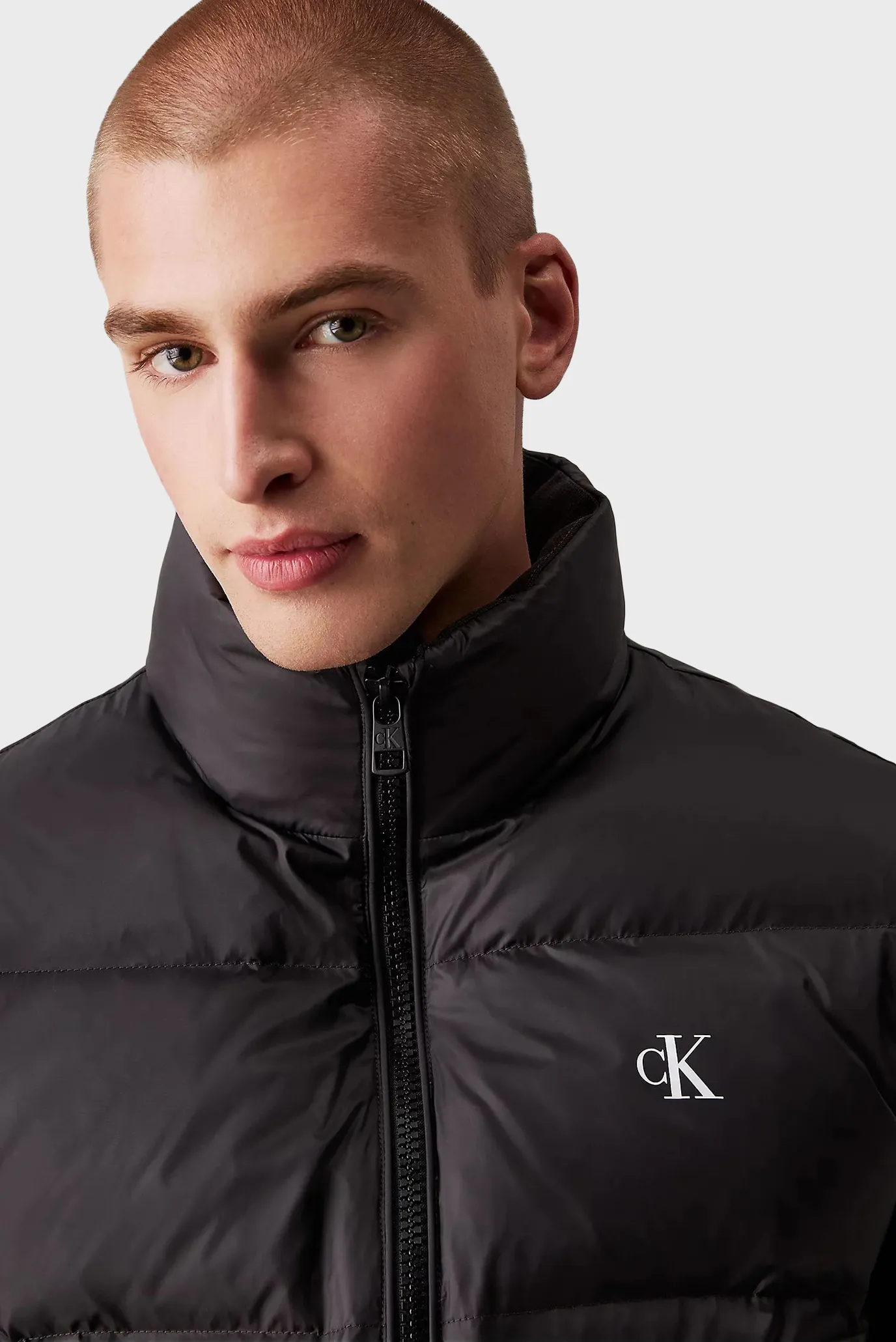 Мужской черный пуховой жилет ESSENTIALS DOWN VEST 4