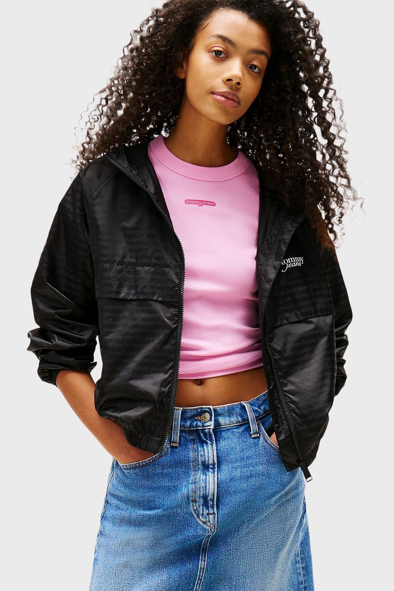 Женская черная ветровка с узором JACQUARD Черный L Tommy Jeans DW0DW20952 Женская черная ветровка с узором JACQUARD Черный L Tommy Jeans DW0DW20952