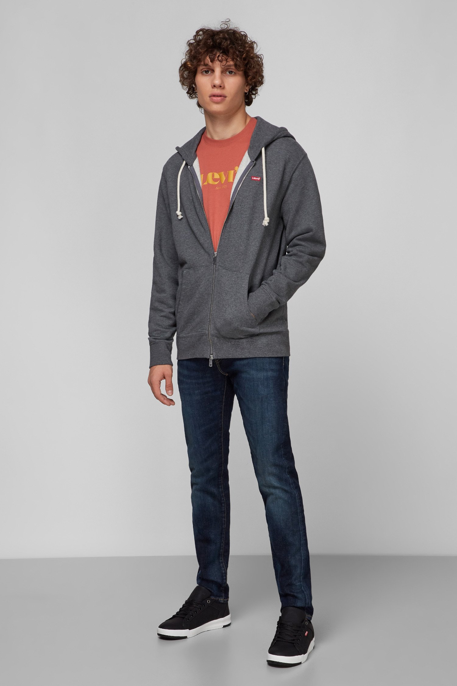 Мужское серое худи Levi's® 34584;0000 — MD-Fashion