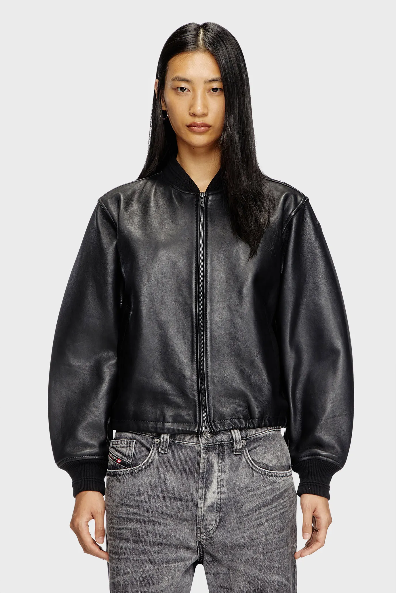 Жіночий чорний шкіряний бомбер L-ILYAN 1