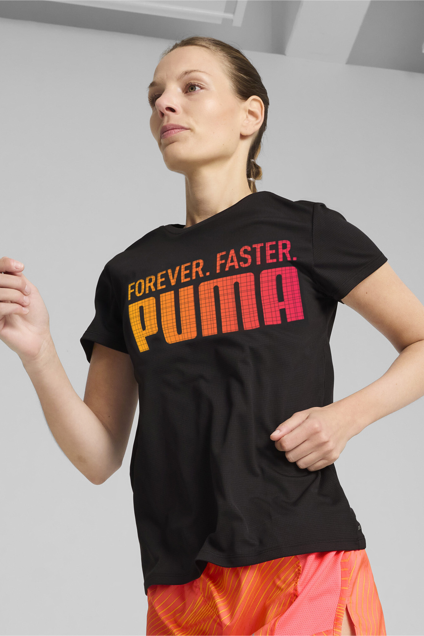 Женская черная футболка PUMA RUN Fav Graphic Tee Women 1