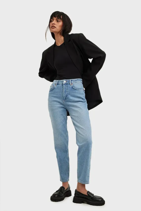 Биде трусисыз юбка астында Буратиноның белдіктегі суреті