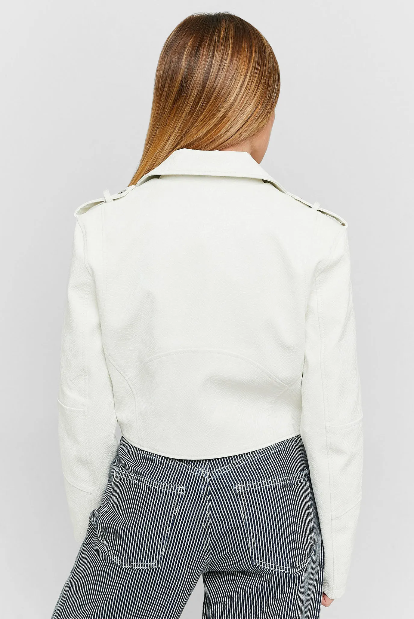 Жіноча біла косуха 3