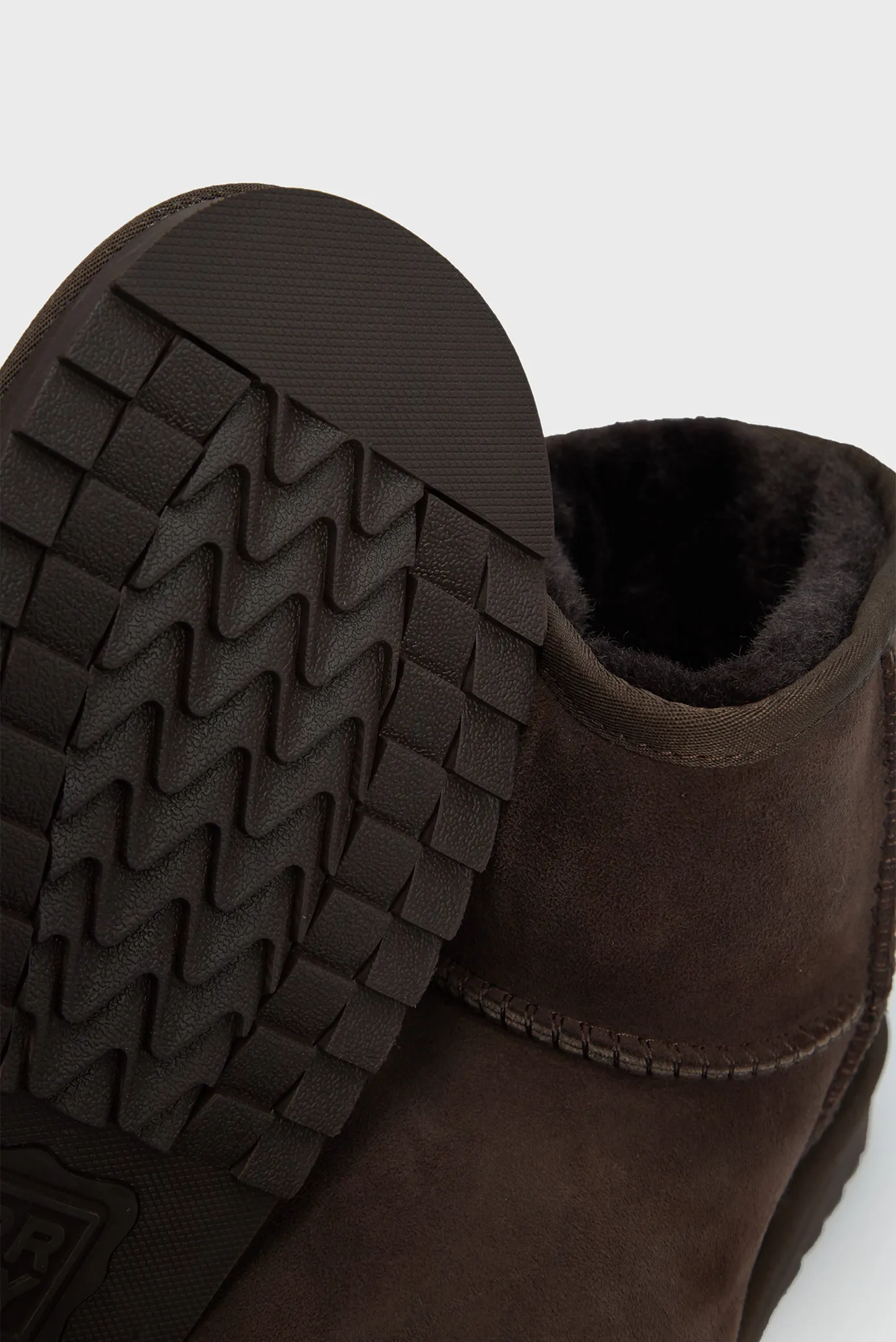 Жіночі темно-коричневі замшеві уггі Trissa 2